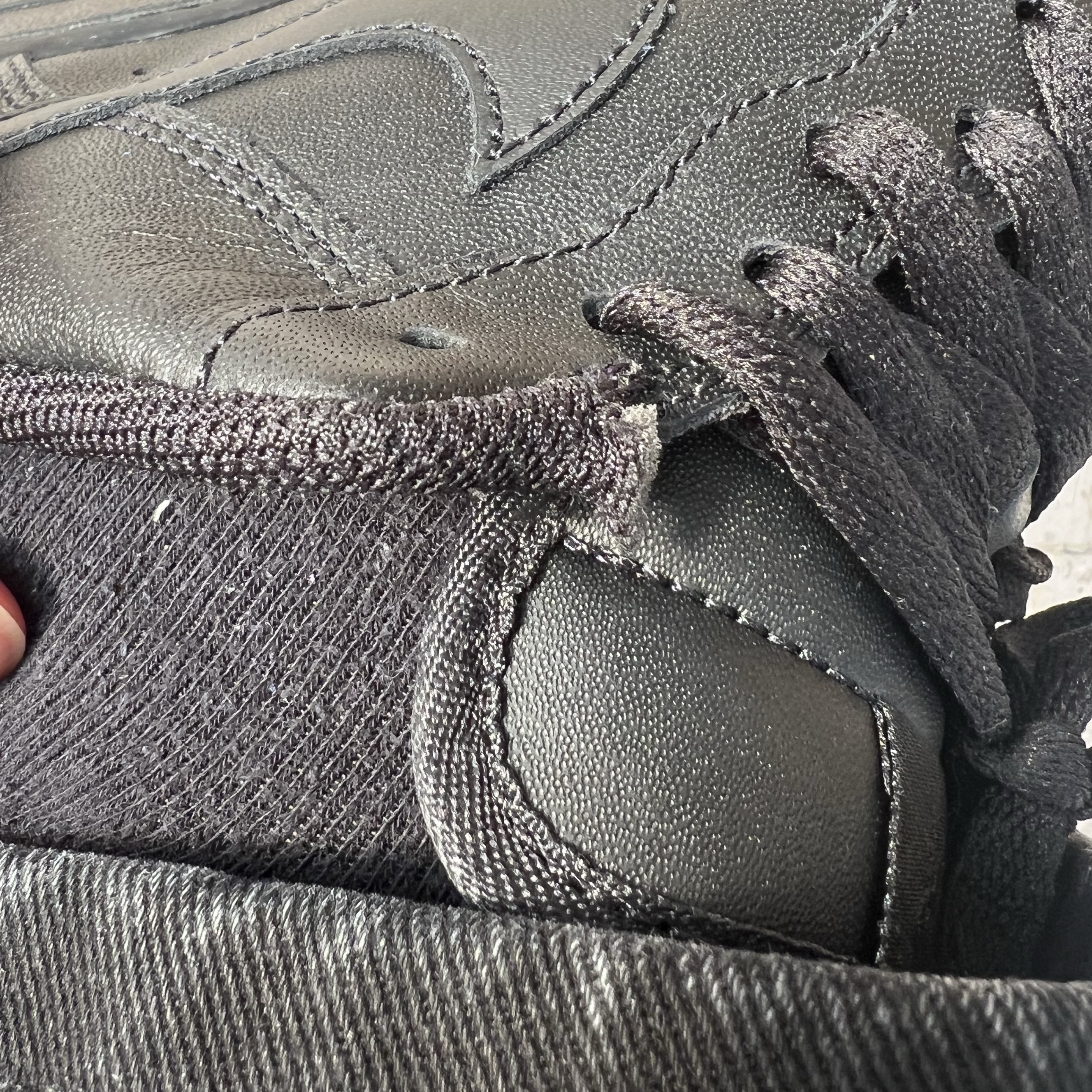 Nike Air Force 1 '07 Low Triple Black 착용 스타일 - 5