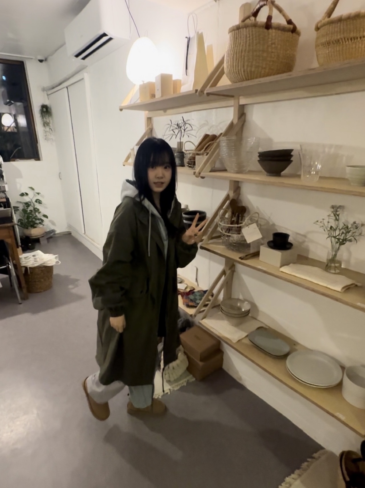 (W) UGG Classic Ultra Mini Platform Boots Chestnut 착용 스타일 - 1