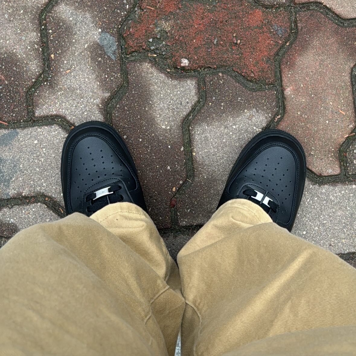 Nike Air Force 1 '07 Low Triple Black 착용 스타일