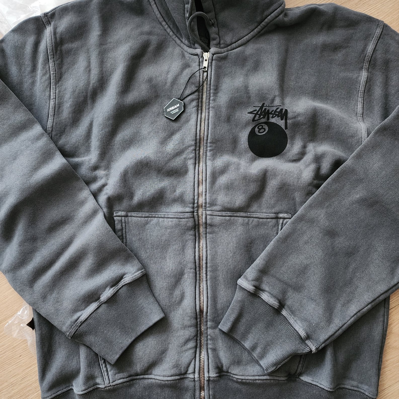 Stussy 8 Ball Pigment Dyed Zip Hoodie Black 착용 스타일