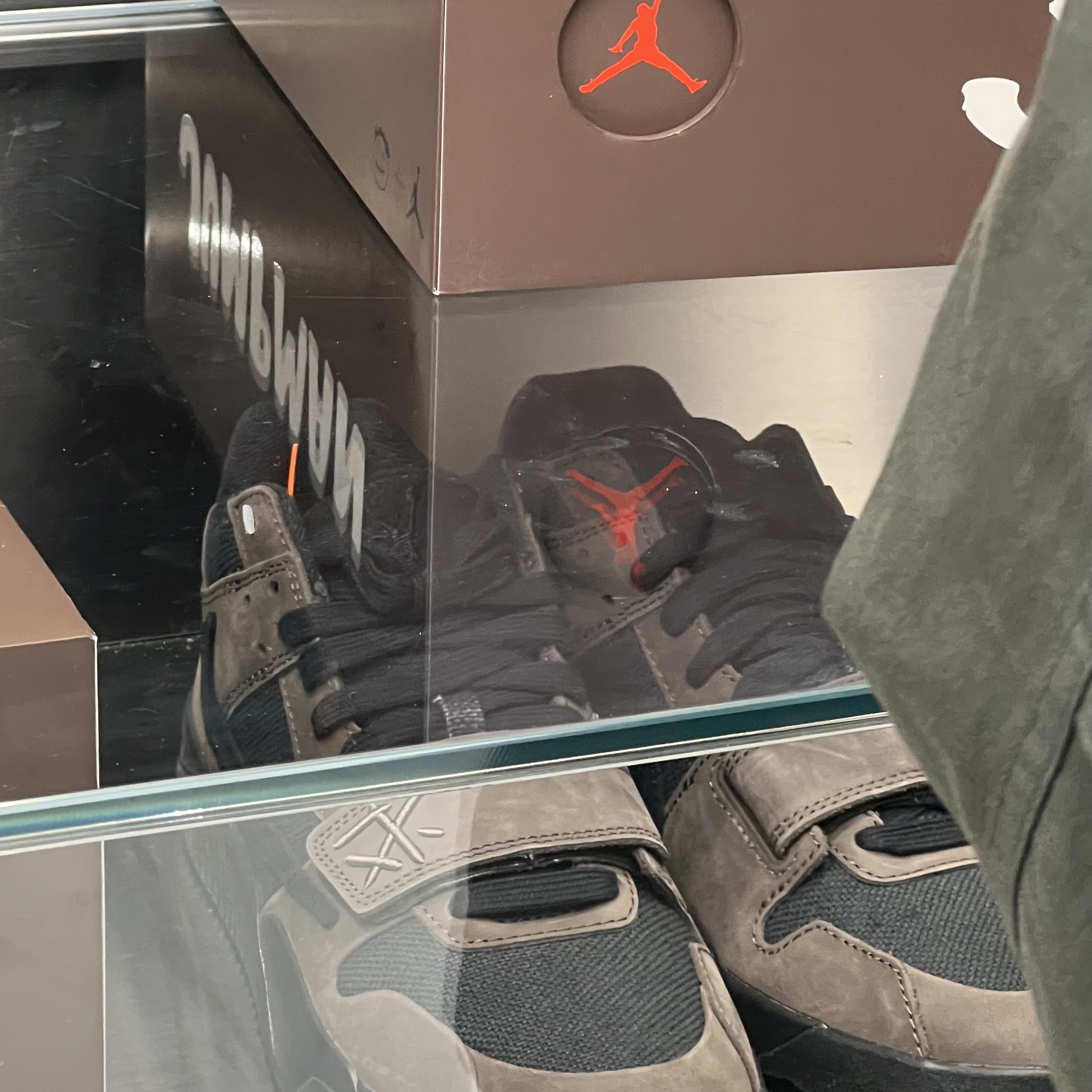 Jordan x Travis Scott Jumpman Jack TR Black and Dark Mocha, Jordan 1 Low Kkachi 착용 스타일 - 2