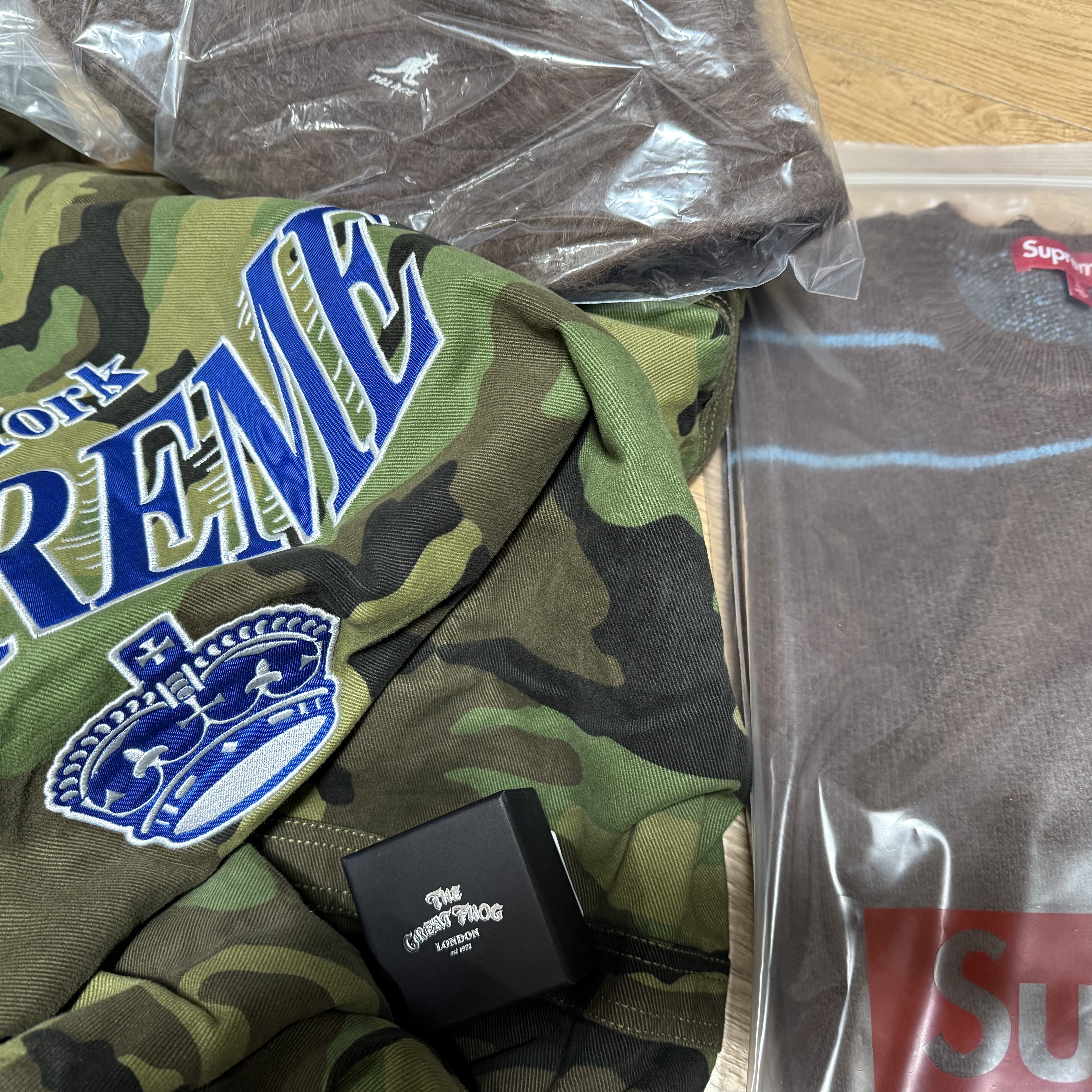Palace TGF Old Font Ring Silver - 24FW, Palace x Kangol Furgora Brown - 24FW 착용 스타일