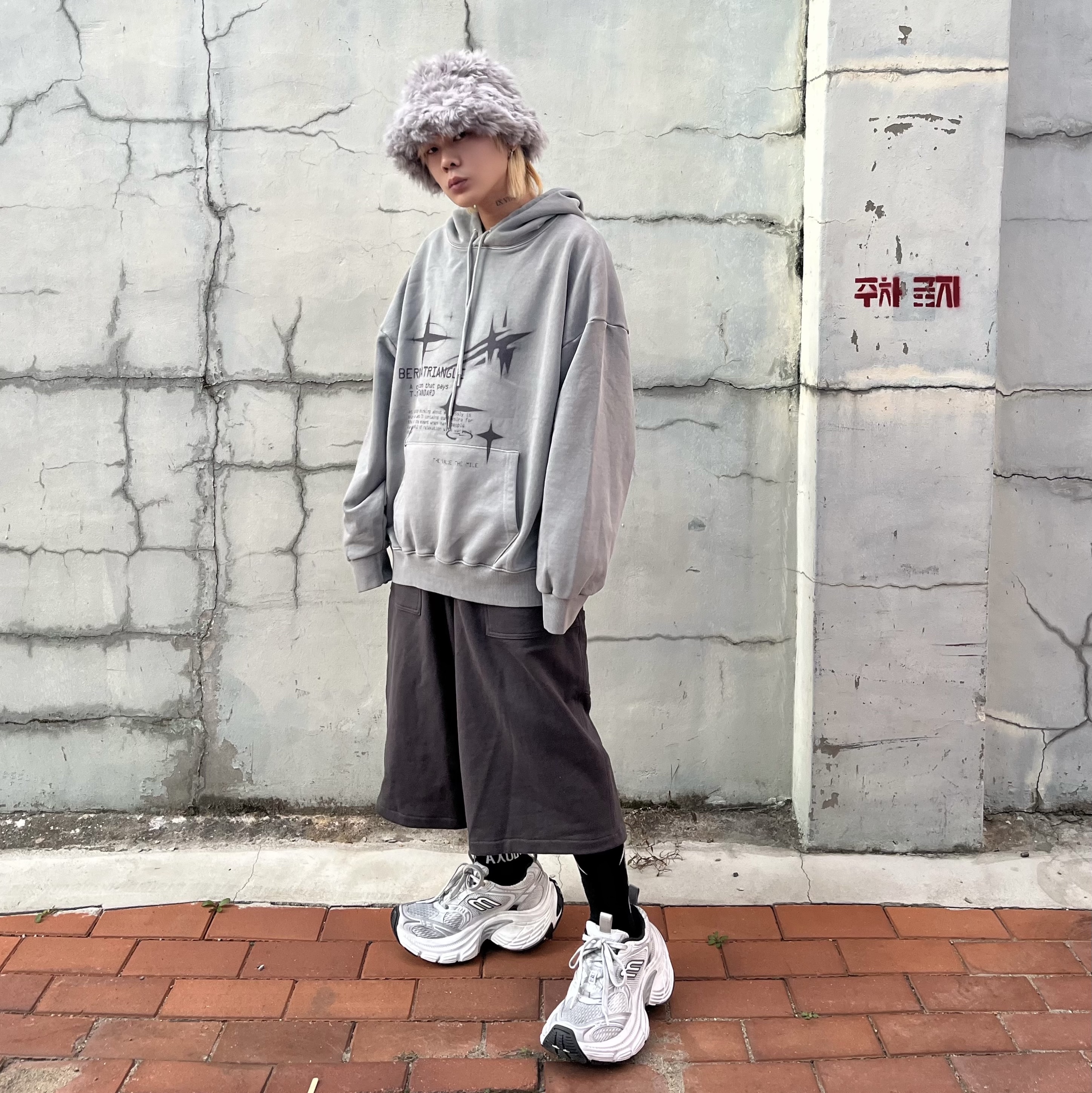 Balenciaga 10XL Sneakers White Grey Silver Black 착용 스타일 - 3