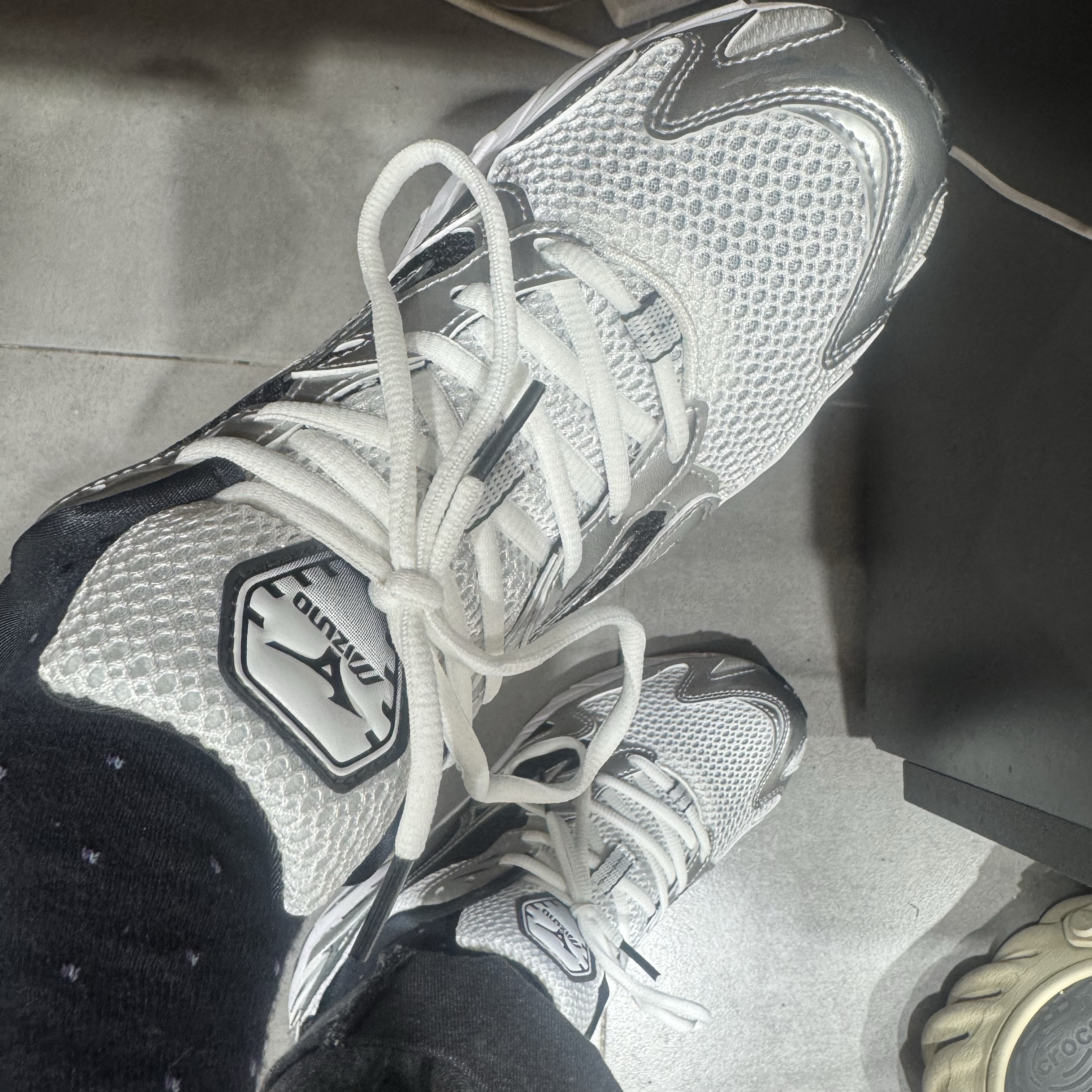 Mizuno Wave Rider 10 White Silver Black 착용 스타일