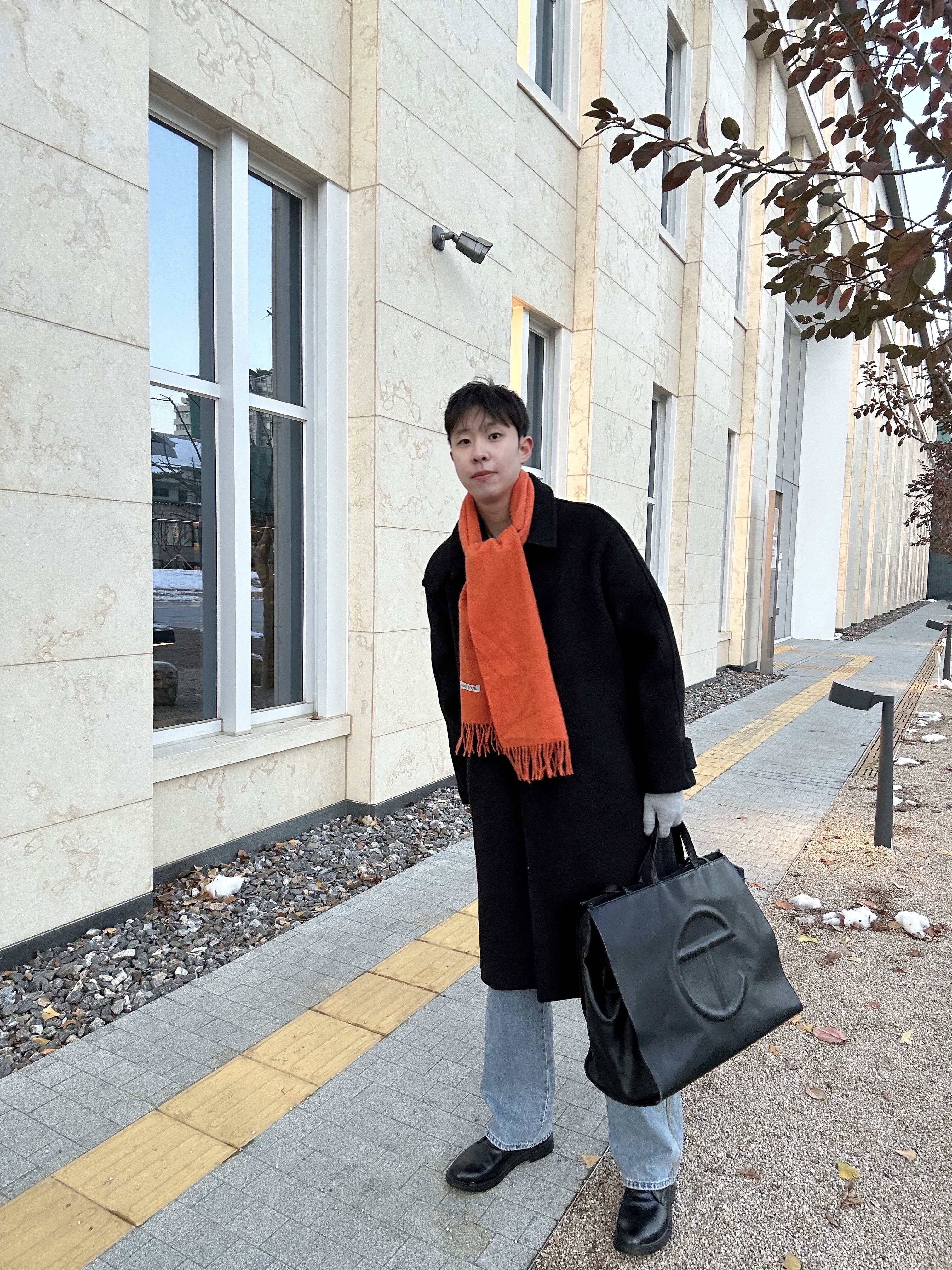 Telfar Large Shopping Bag Black 착용 스타일 - 1