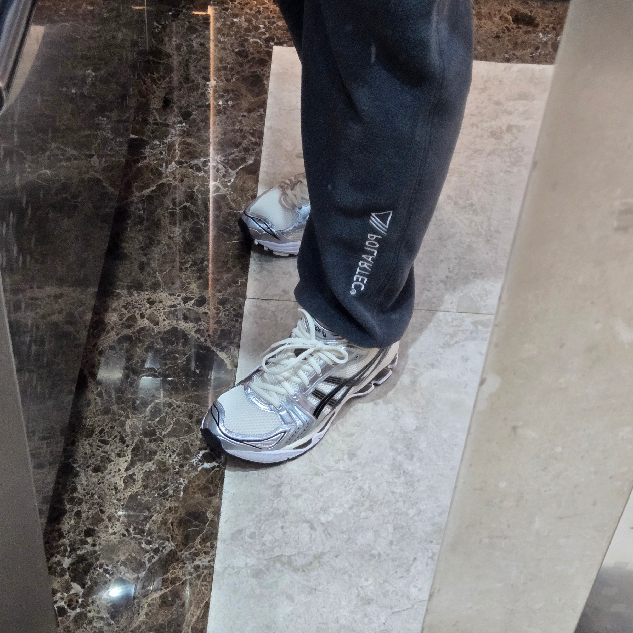 Asics Gel-Kayano 14 Cream Black, Nike ACG Polartec Wolf Tree Pants Anthracite Black - Asia 착용 스타일