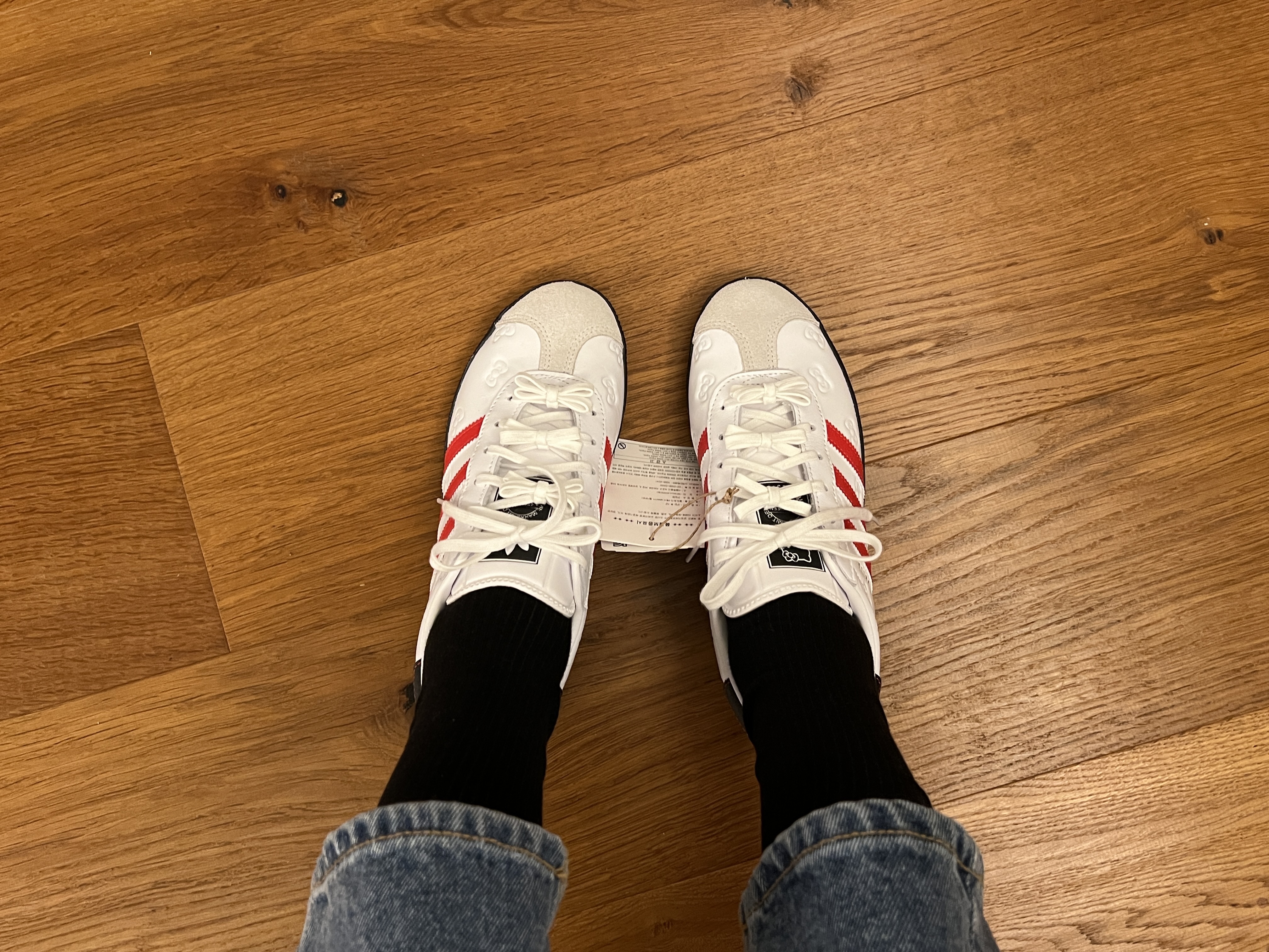 (J) Adidas x Hello Kitty Gazelle Cloud White Red 착용 스타일 - 2
