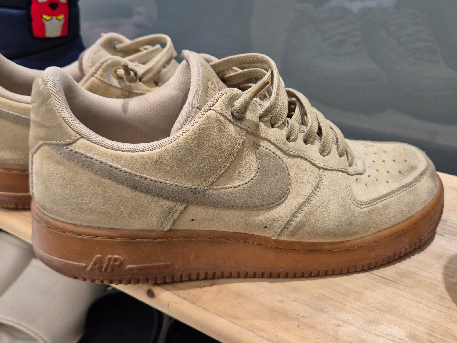 Nike Air Force 1 '07 LV8 Suede Mushroom 착용 스타일