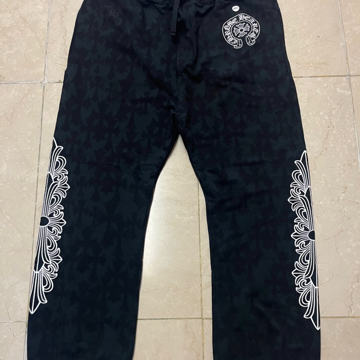 Chrome Hearts Cemetery Cross All Over Print Sweatpants Black, Chrome Hearts Cemetery Cross Print Pullover Hoodie Black 착용 스타일 - 1