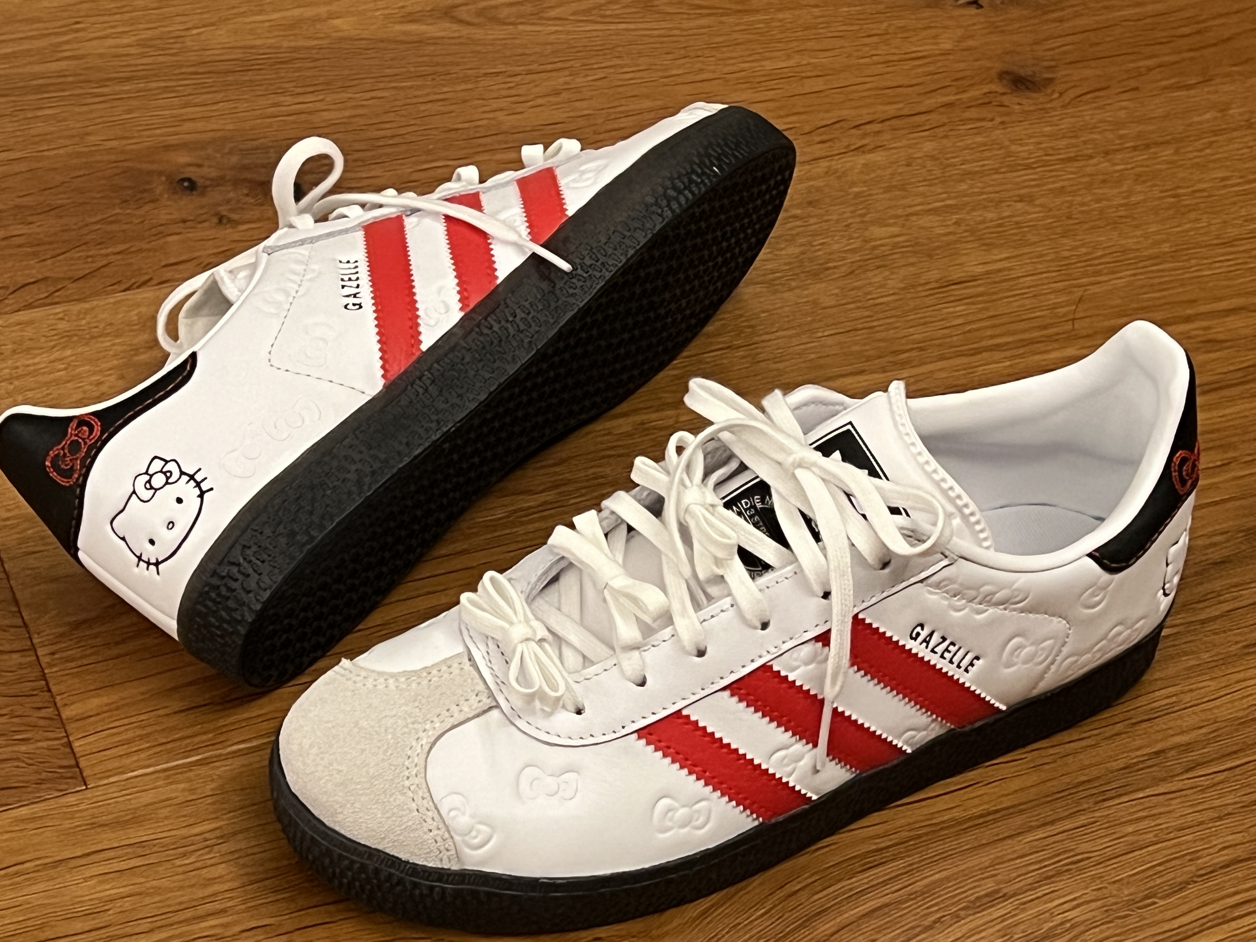 (J) Adidas x Hello Kitty Gazelle Cloud White Red 착용 스타일 - 1