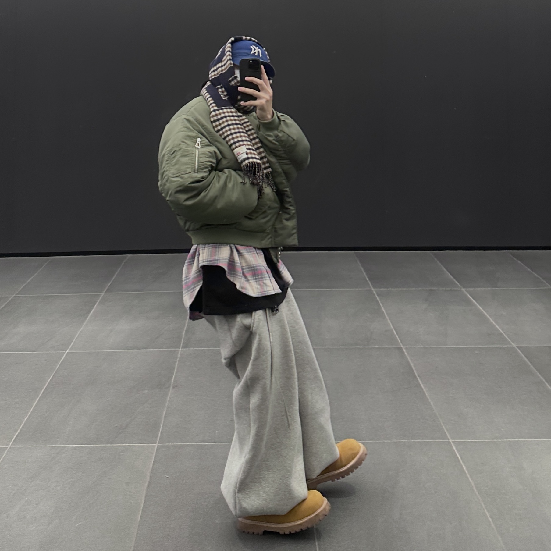 New Era x MoMA New York Yankees Cap Bright Royal 착용 스타일 - 3