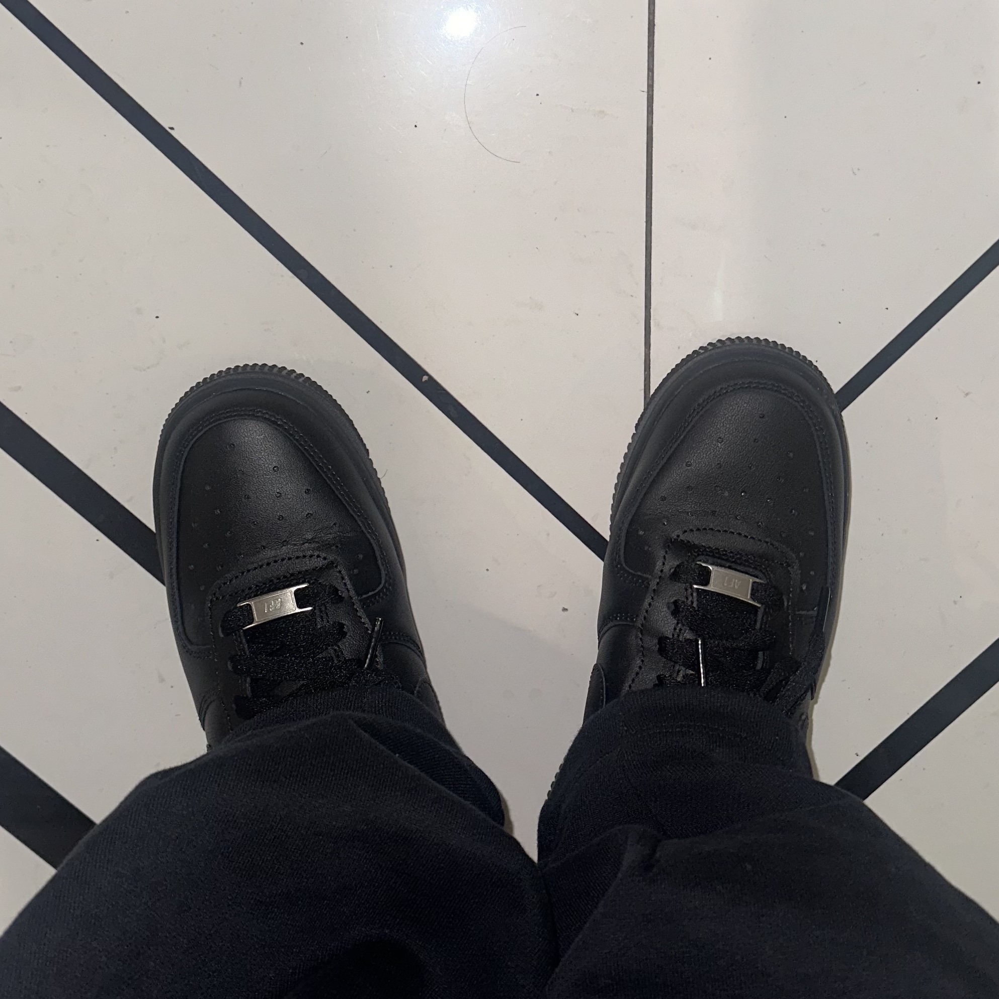 Nike Air Force 1 '07 Low Triple Black 착용 스타일
