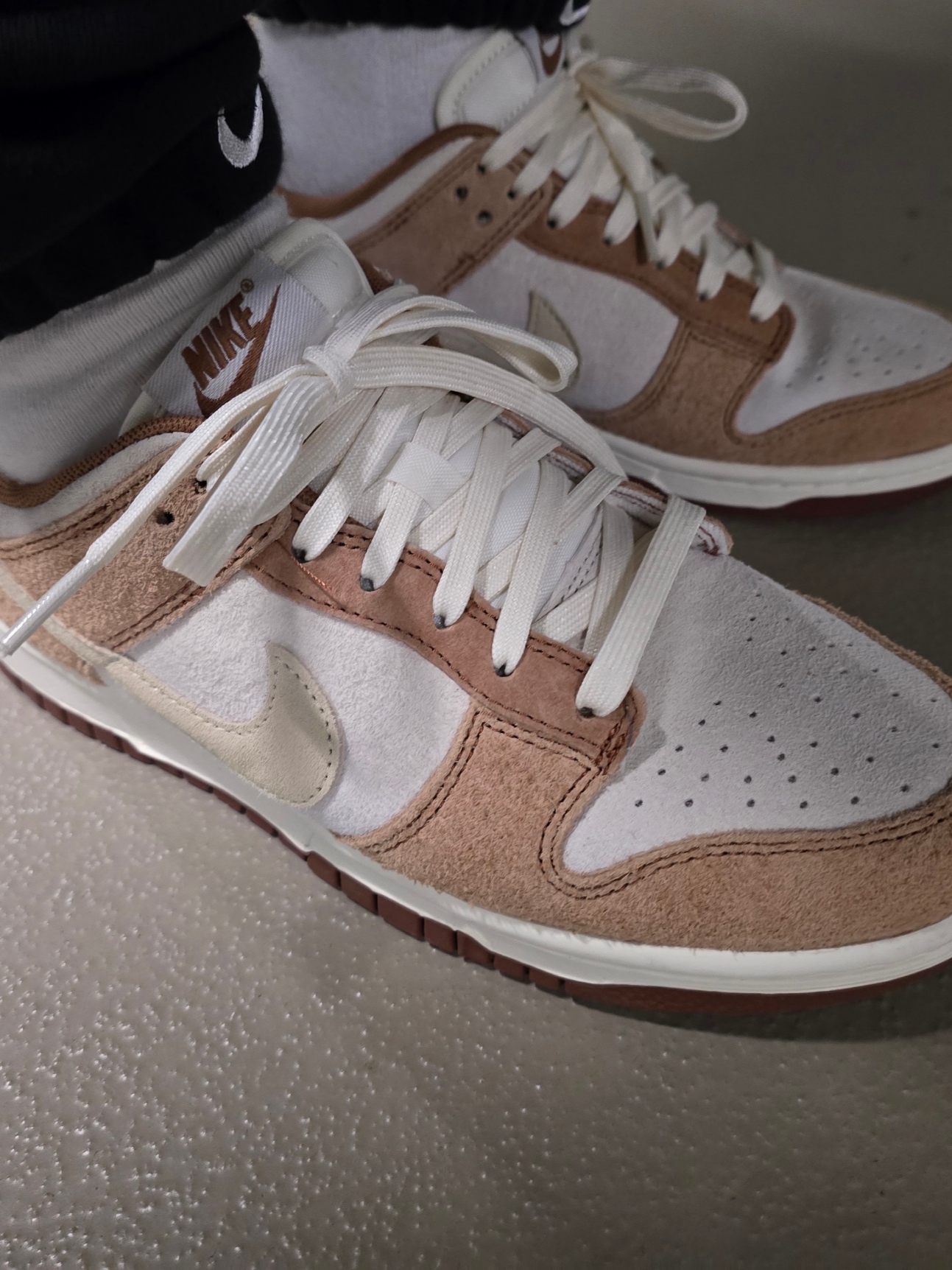 Nike Dunk Low Pro Premium Medium Curry, Supreme Bandana Faux Fur Bomber Jacket Black - 21SS 착용 스타일 - 3