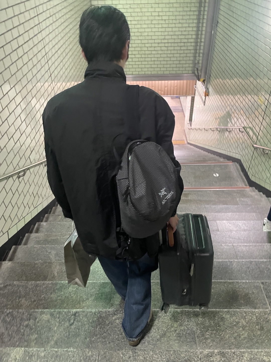 Arc'teryx Konseal 15 Backpack Black, Arc'teryx Gore 5 Panel Cap Black 착용 스타일 - 1