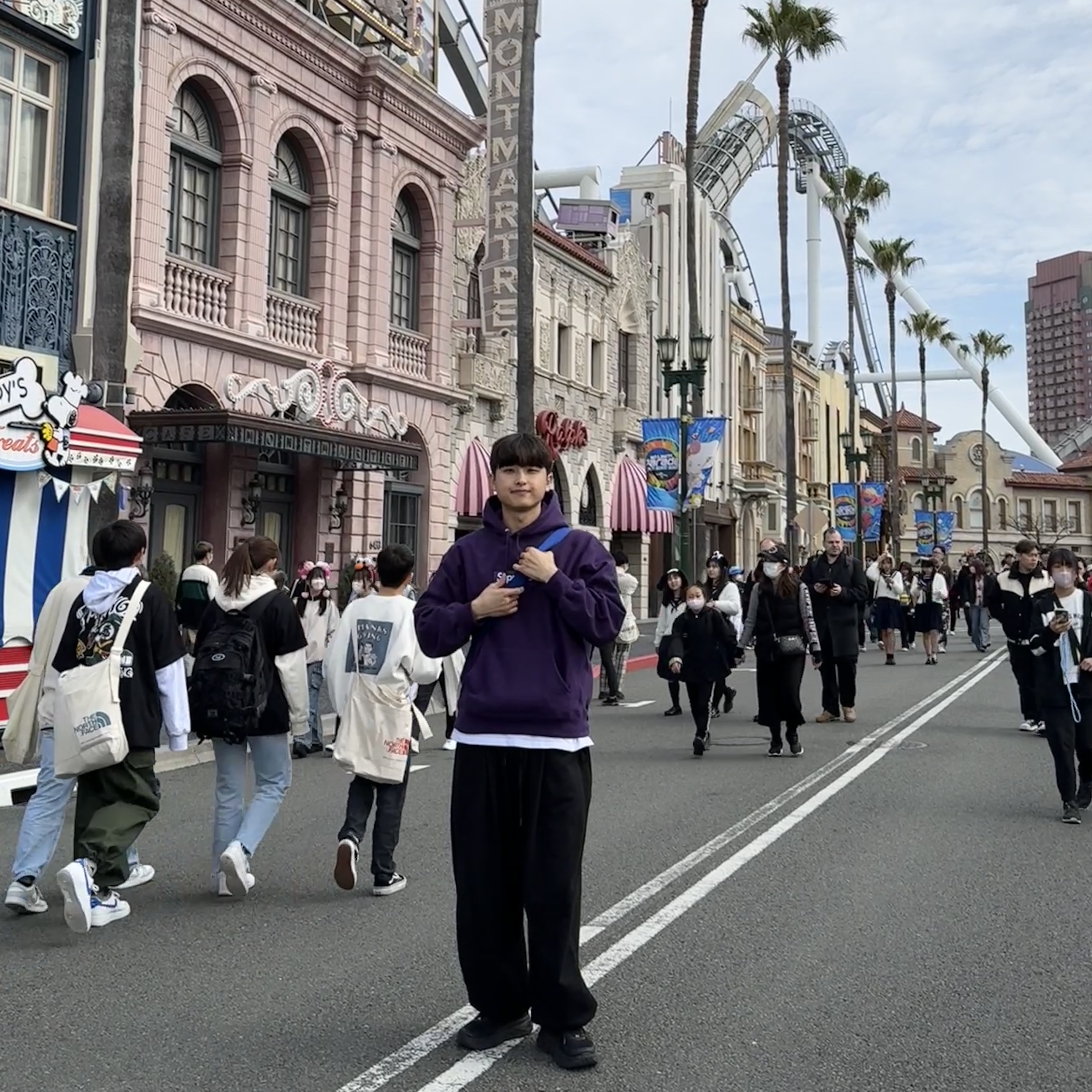 Supreme Box Logo Hooded Sweatshirt Dark Purple - 23FW, Supreme Small Messenger Bag Silver - 22SS 착용 스타일