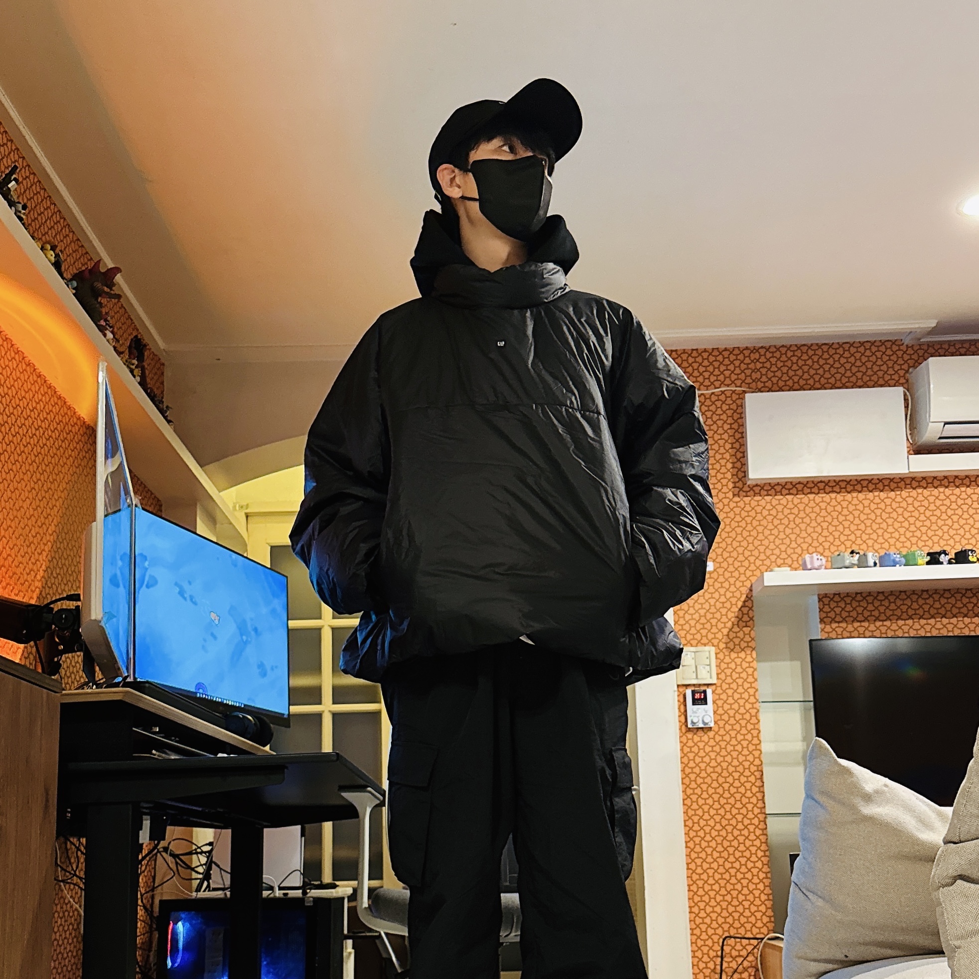 Yeezy Gap Engineered By Balenciaga Mock Neck Pullover Puffer Black, Undermycar Mu.09 Anti Fxxking Logo Play Oversized Hoodie Black 착용 스타일
