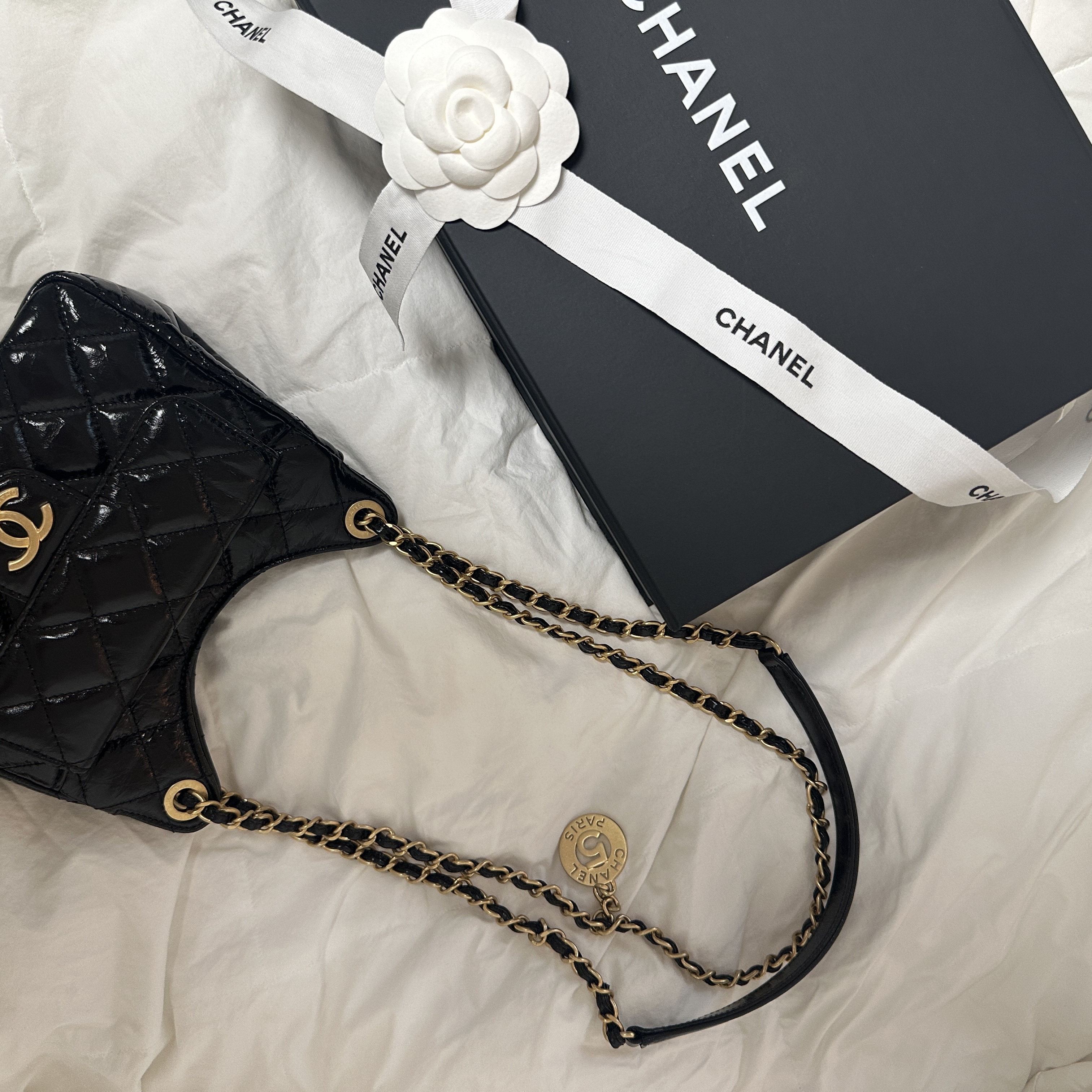Chanel Small Hobo Bag Shiny Crumpled Calfskin & Gold Black 착용 스타일