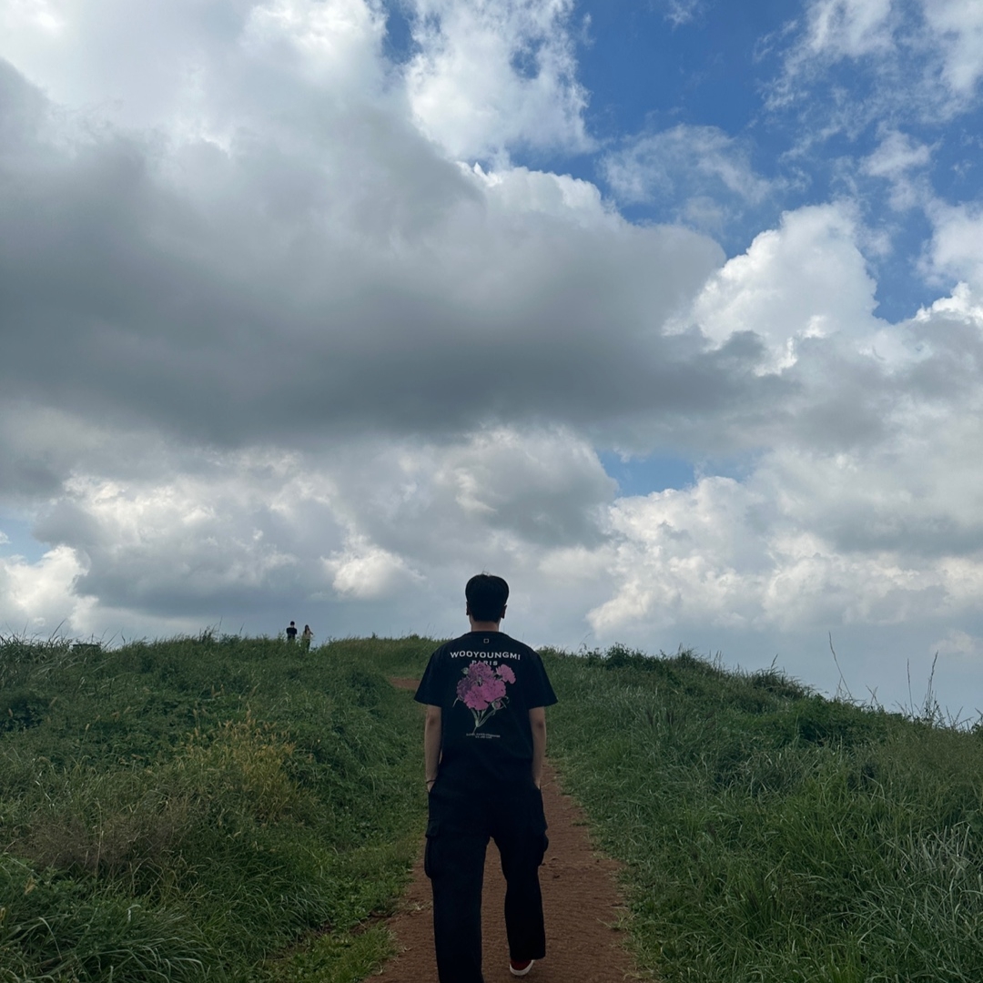 Jordan 1 Retro High OG Chicago 2022, Wooyoungmi Flower Print Back Logo T-Shirt Black - 21SS 착용 스타일 - 3