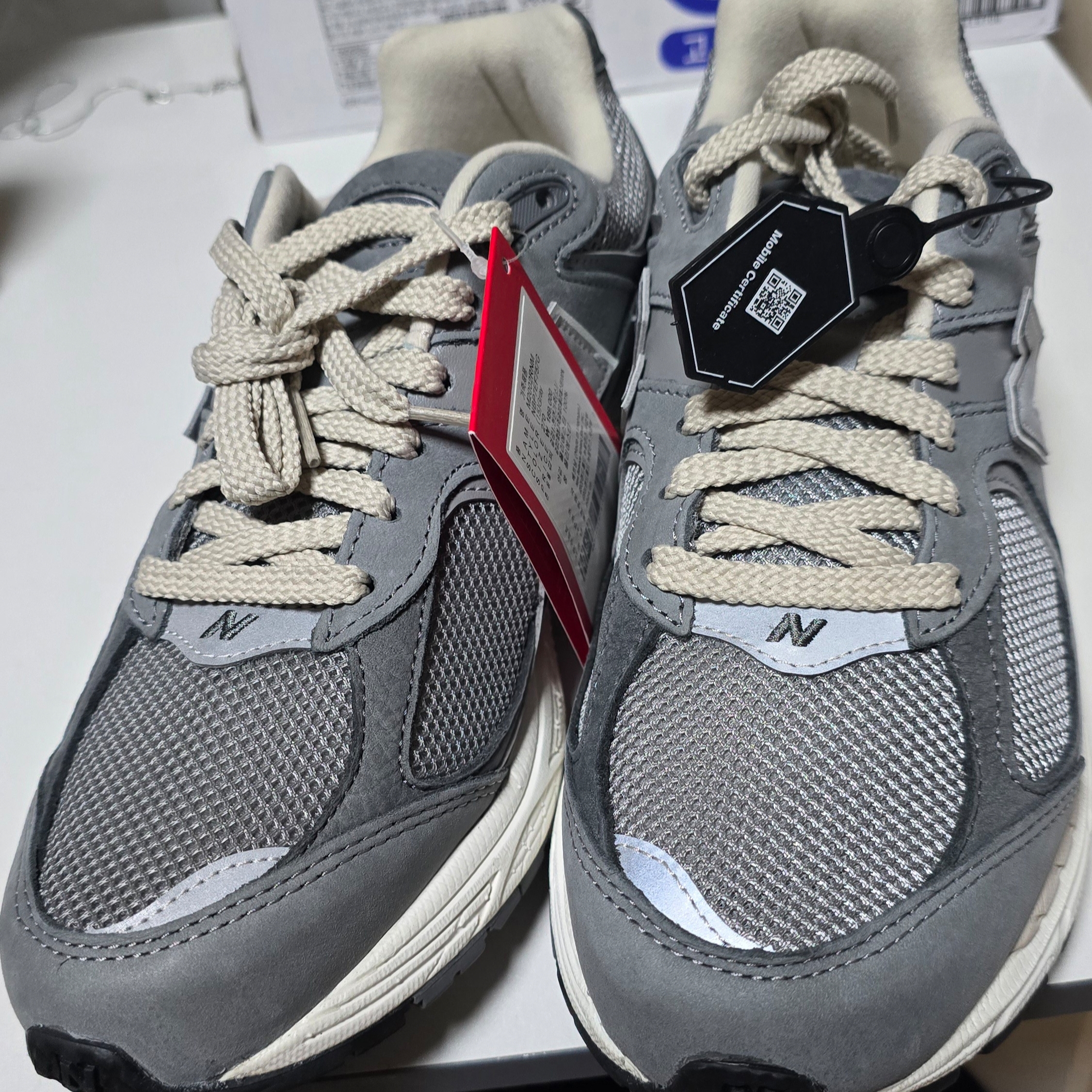 New Balance 2002R Premium Vintage Grey 착용 스타일