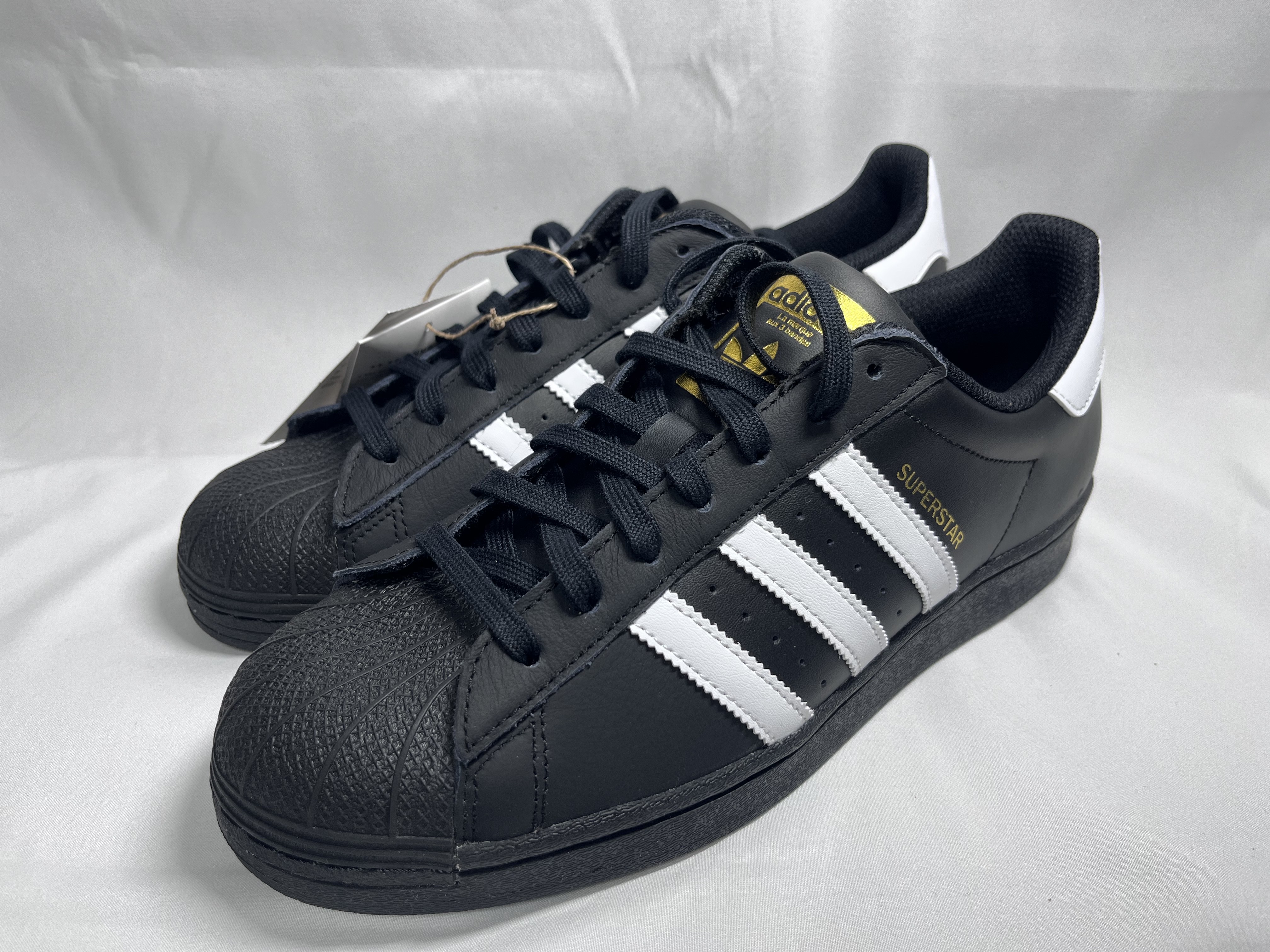 Adidas Superstar Core Black White 착용 스타일 - 1