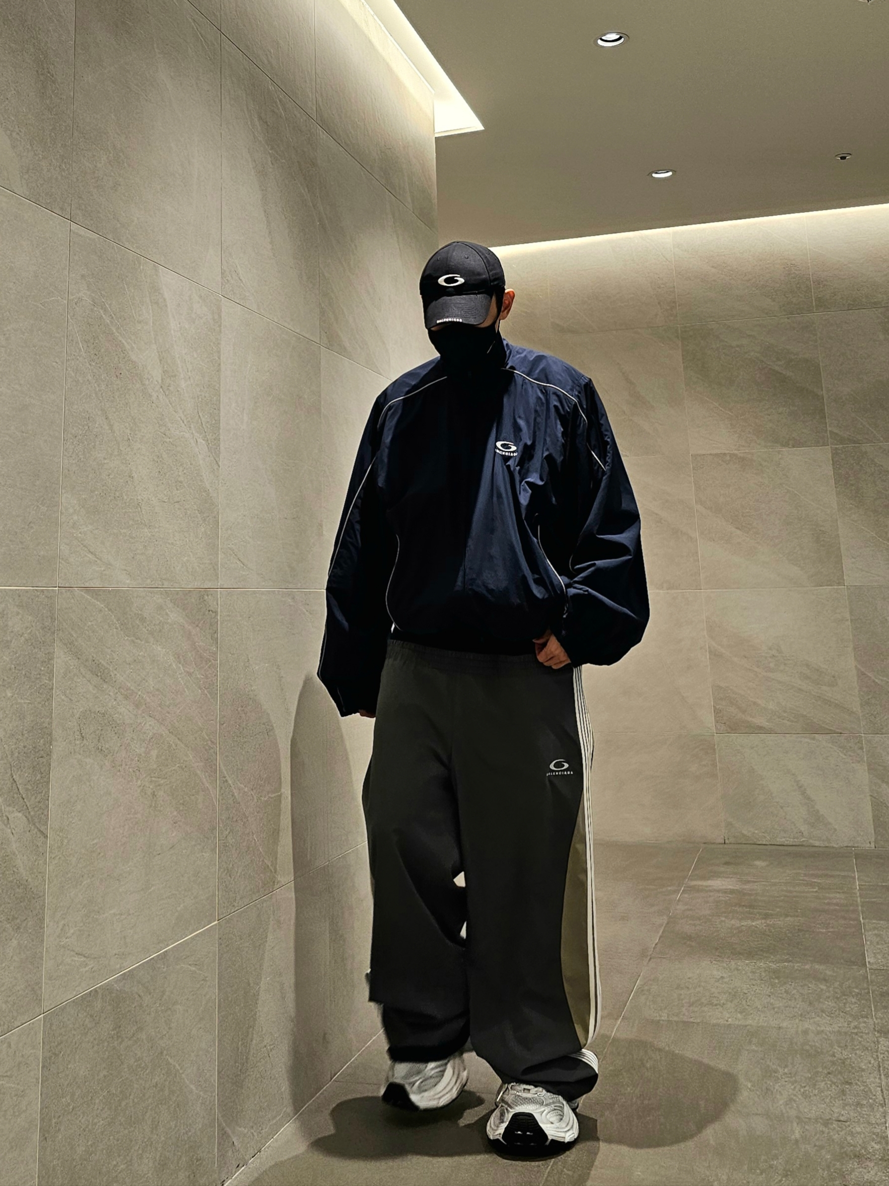 Balenciaga Loop Sports Icon Cap Black White, Balenciaga Cut Up Tracksuit Pants Dark Grey 착용 스타일 - 1