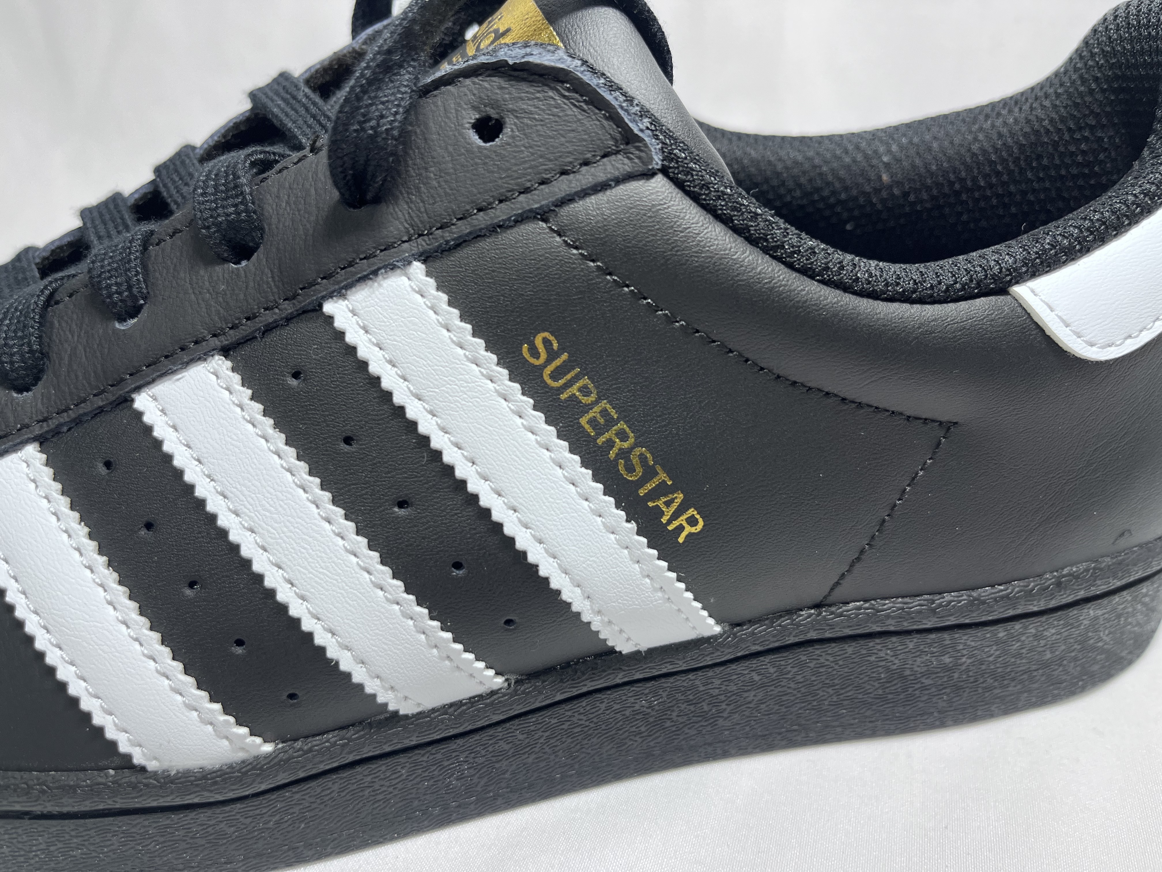 Adidas Superstar Core Black White 착용 스타일 - 3