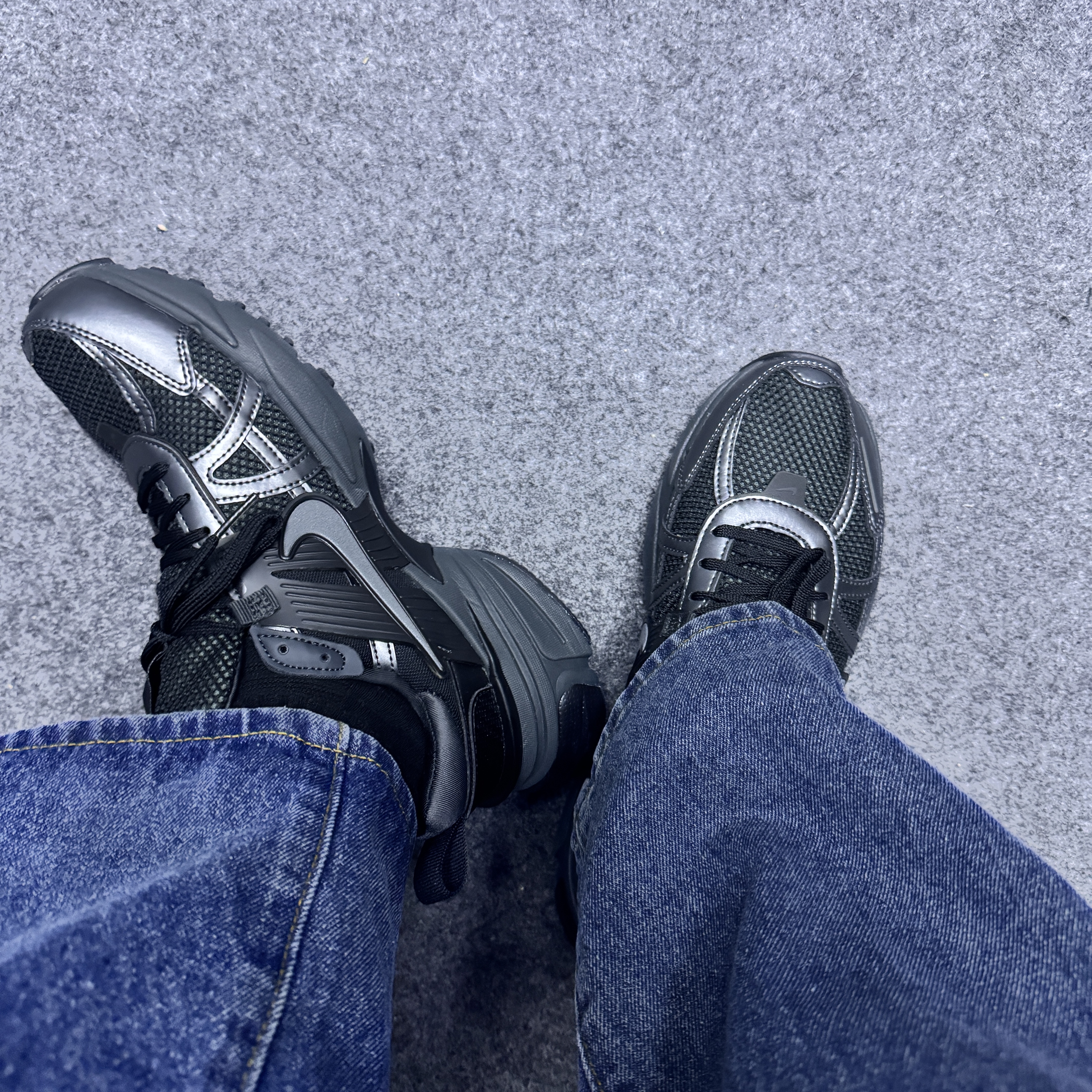 Nike V2K Run Black Anthracite 착용 스타일