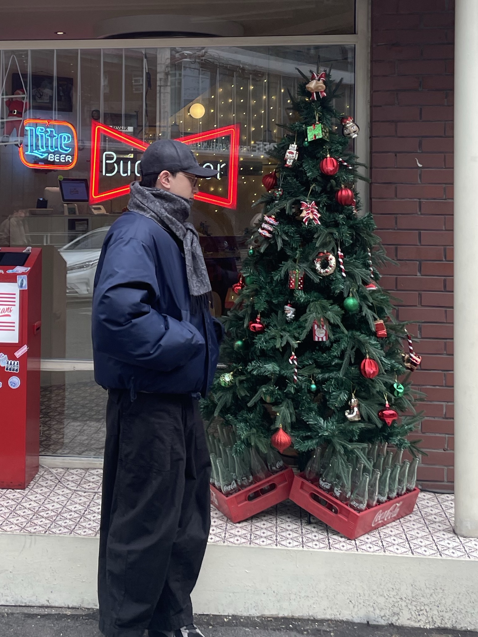 (W) Miu Miu Denim Baseball Cap Black, (W) Balenciaga Loop Sports Icon Reversible Puffer Black Blue 착용 스타일 - 1