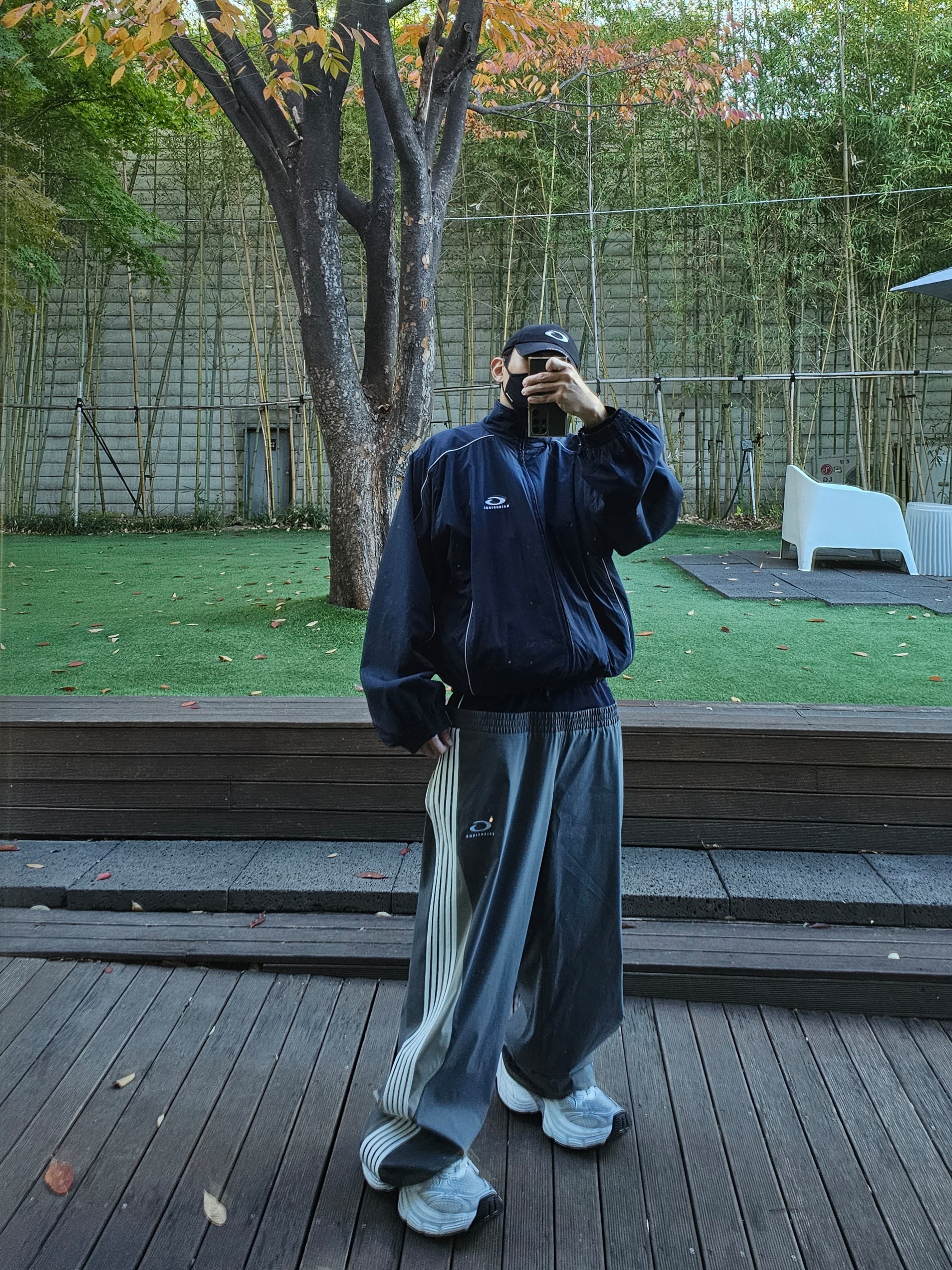 Balenciaga Loop Sports Icon Cap Black White, Balenciaga Cut Up Tracksuit Pants Dark Grey 착용 스타일 - 3