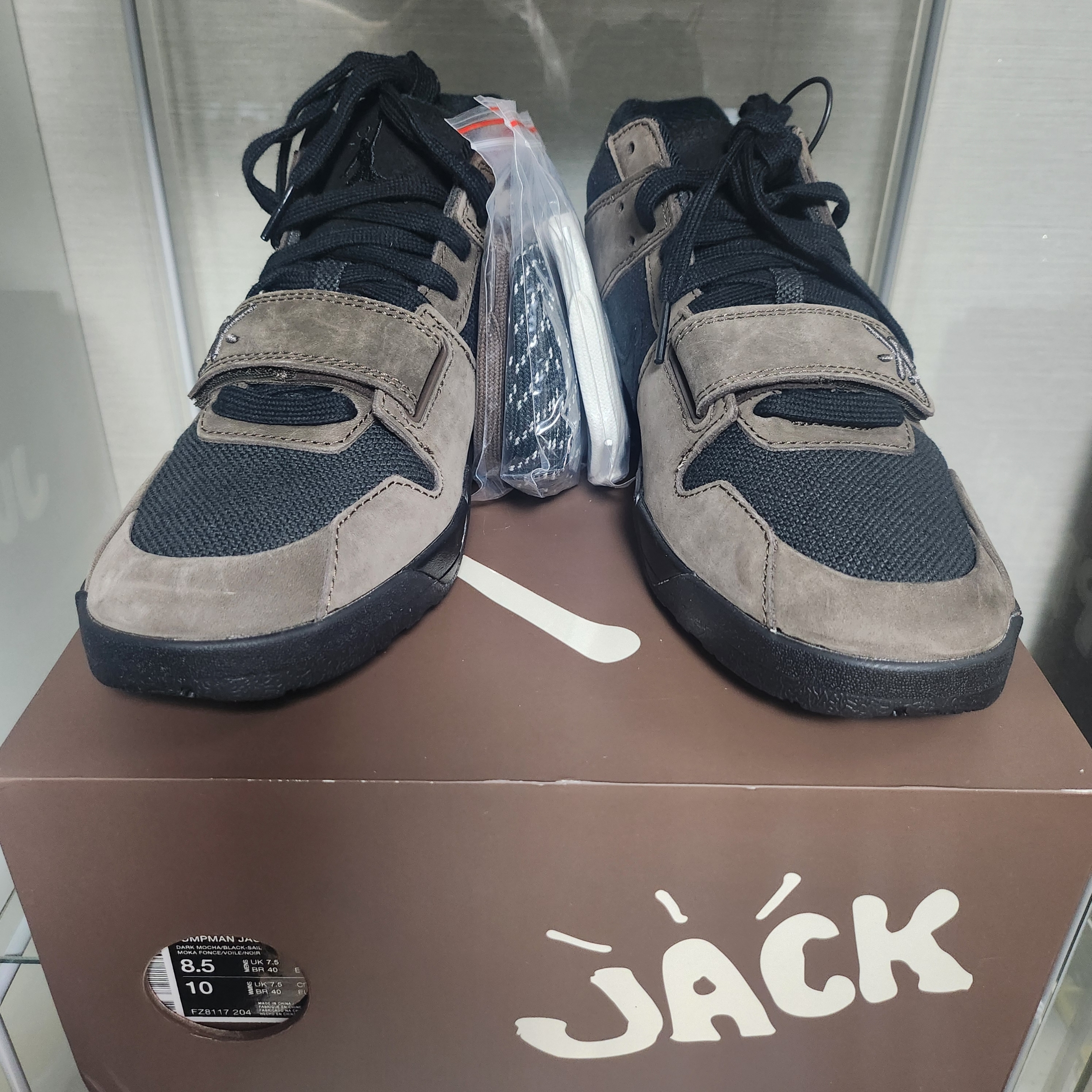 Jordan x Travis Scott Jumpman Jack TR Black and Dark Mocha 착용 스타일 - 3