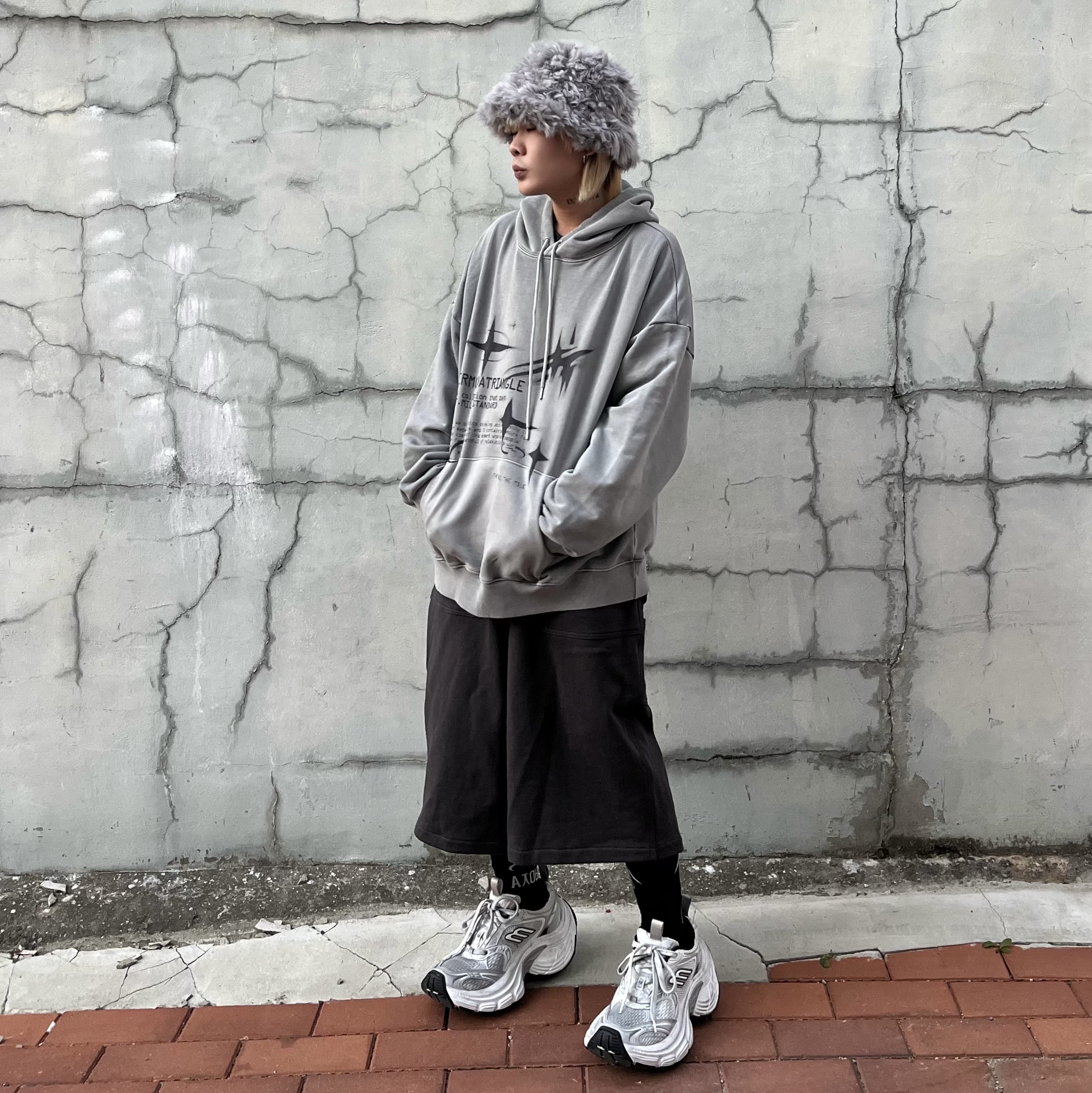 Balenciaga 10XL Sneakers White Grey Silver Black 착용 스타일 - 1
