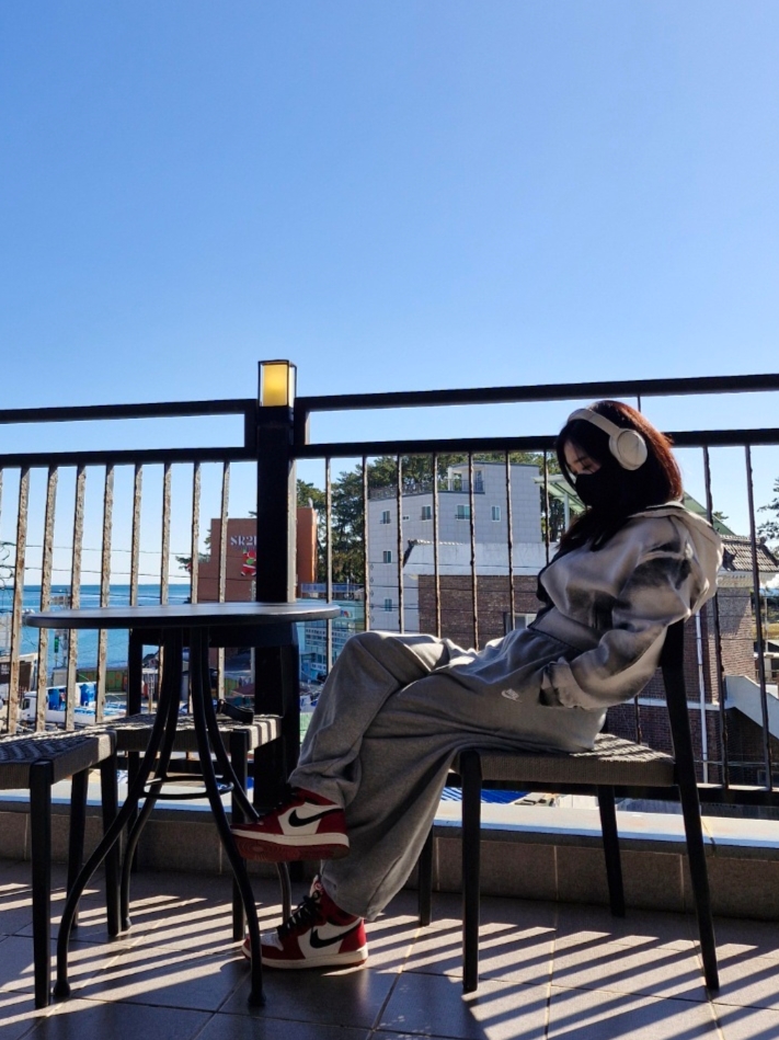 Jordan 1 Retro High OG Chicago 2022, Louis Vuitton Palm Springs MM Backpack Monogram 착용 스타일 - 5