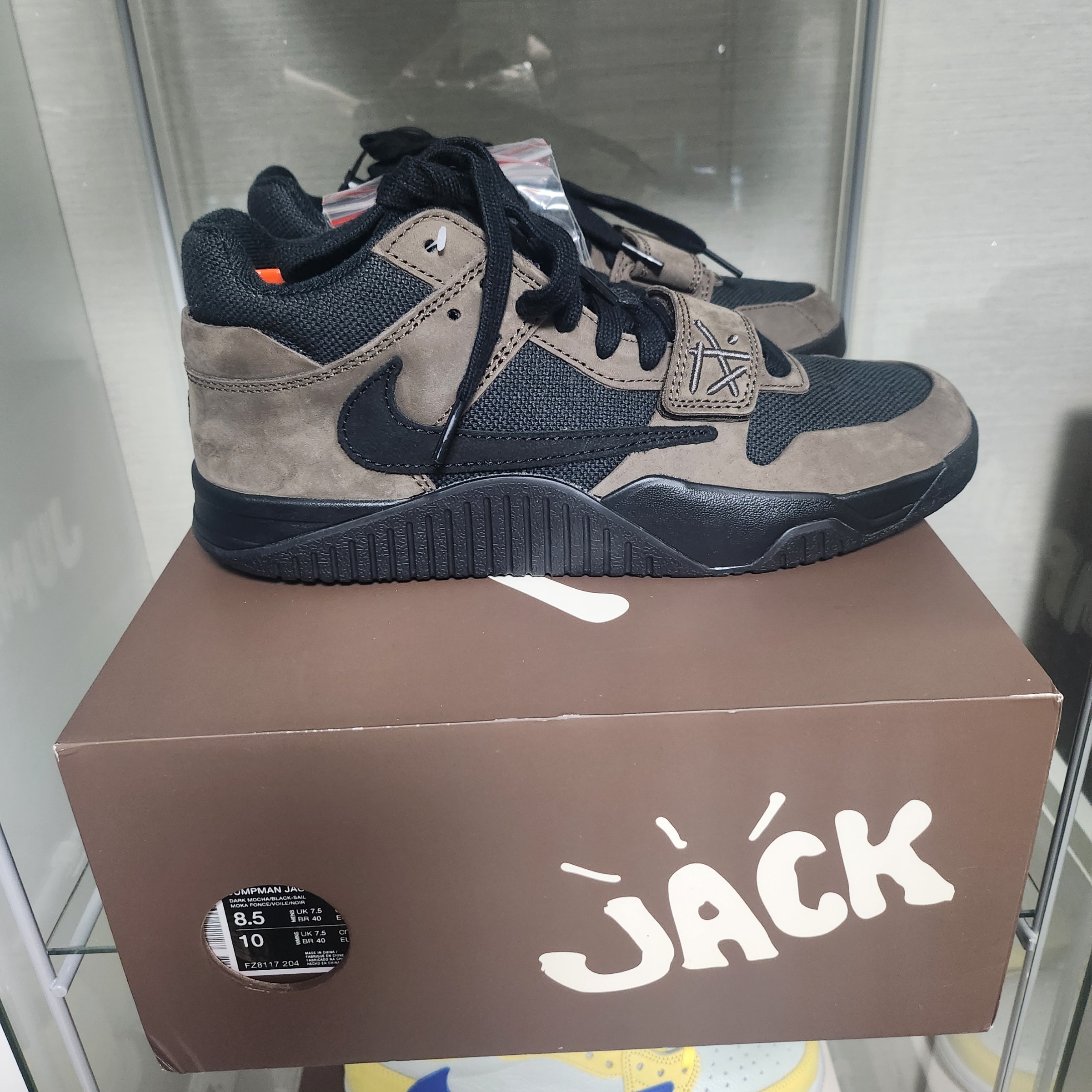 Jordan x Travis Scott Jumpman Jack TR Black and Dark Mocha 착용 스타일 - 1