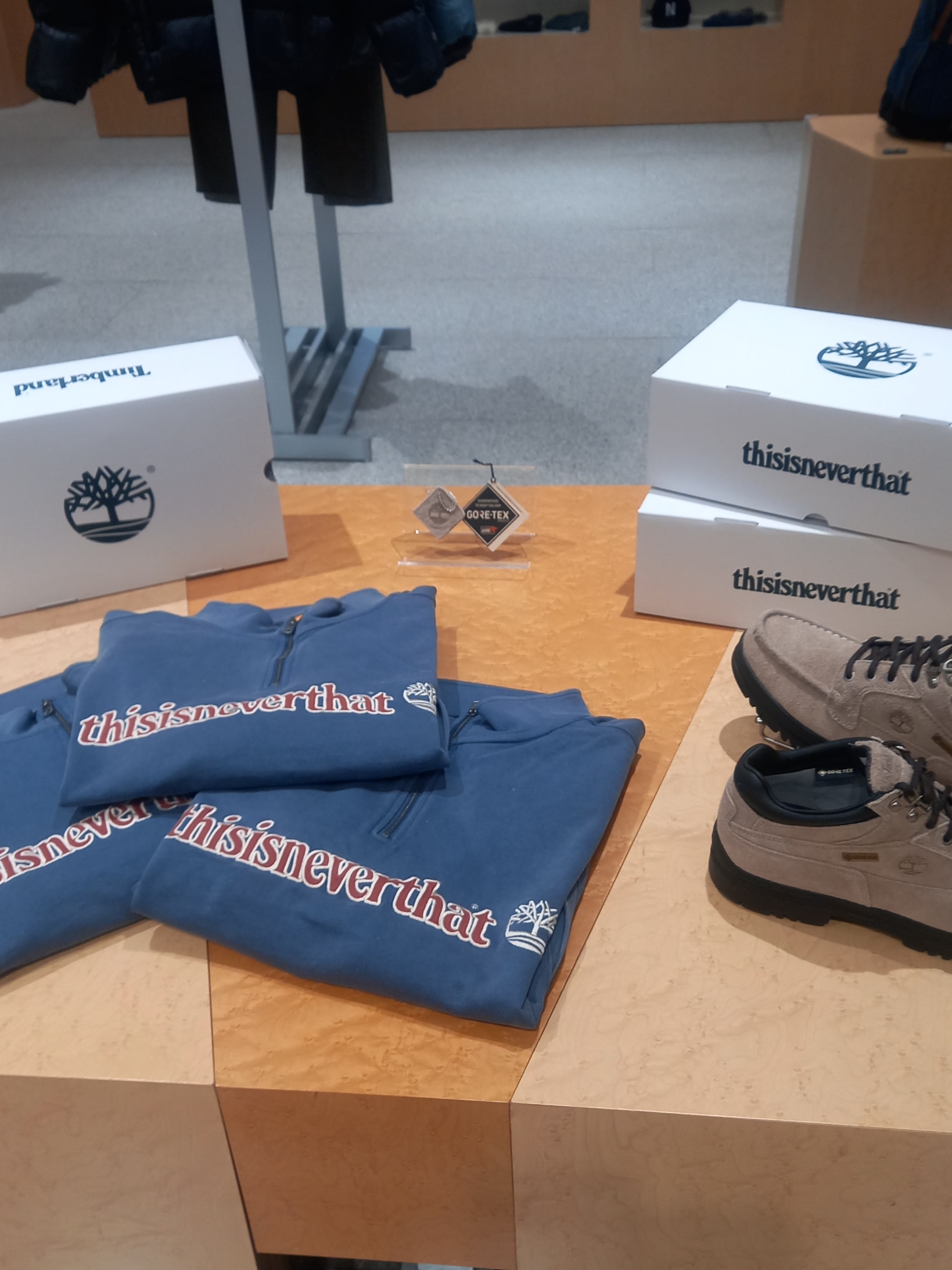 Timberland x Thisisneverthat Heritage Gore-Tex Moc Toe Mid Boots Desert - Wide, Thisisneverthat x Timberland Heritage Quarter Zip Sweatshirt Blue Grey 착용 스타일 - 1