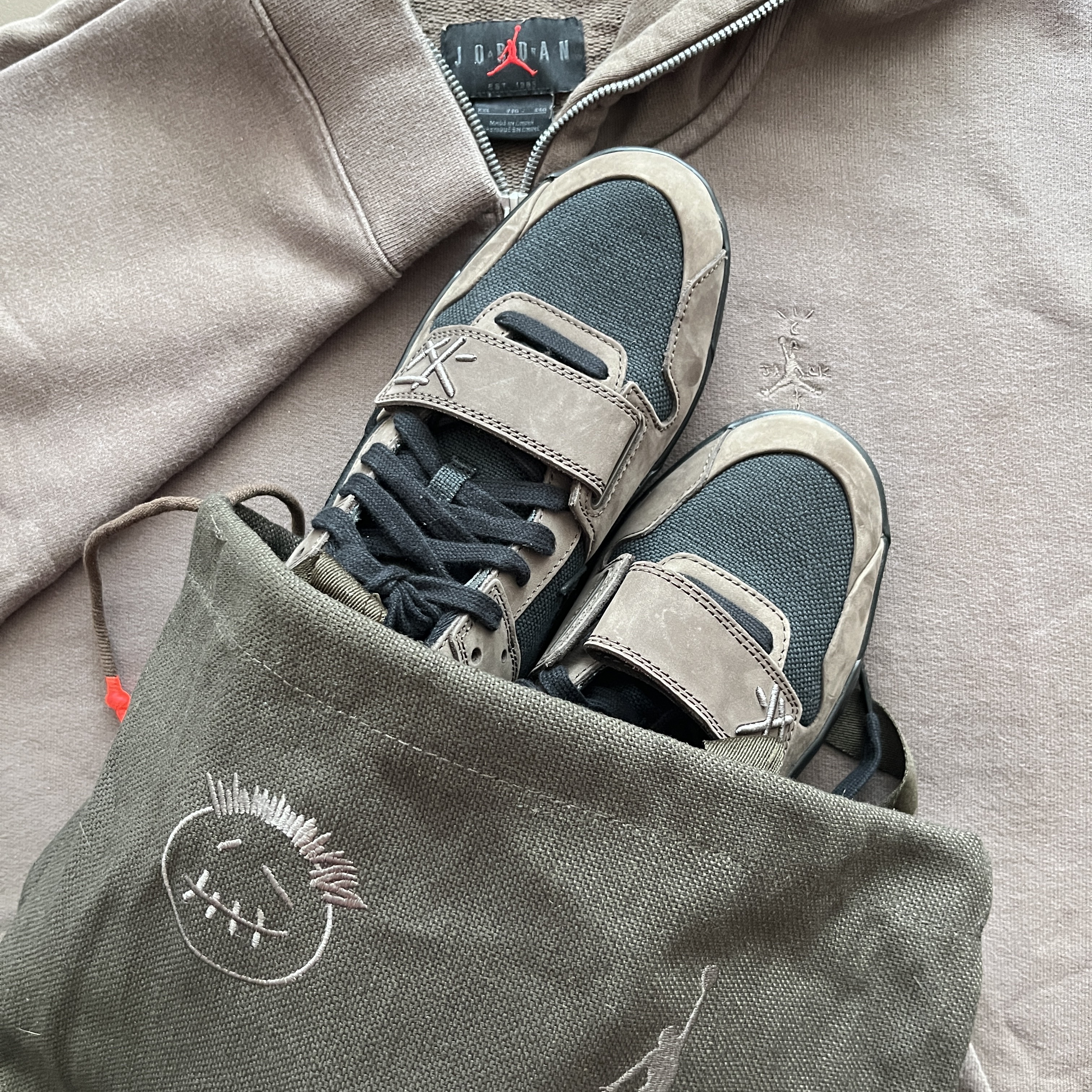 Jordan x Travis Scott Jumpman Jack TR Black and Dark Mocha, Jordan x Travis Scott Full-Zip Hoodie Palomino (DZ5500-275) 착용 스타일 - 1