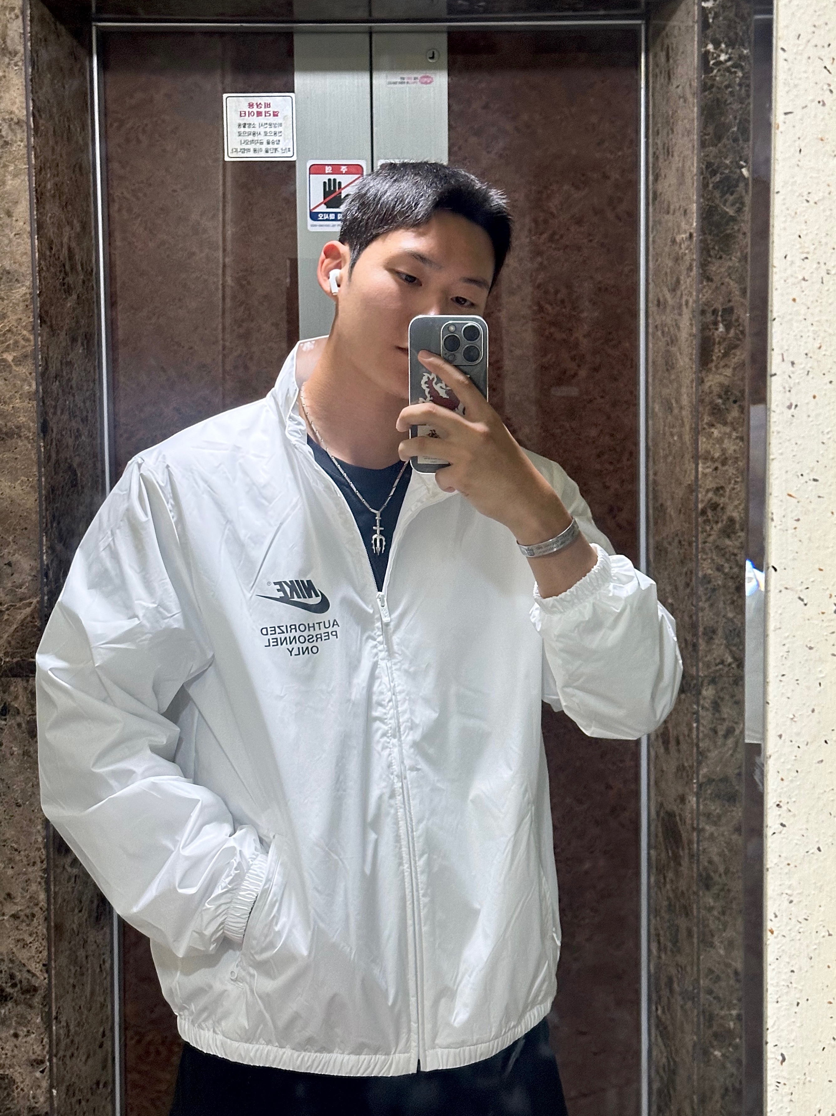 Nike Full-Zip Woven Jacket White Black 착용 스타일