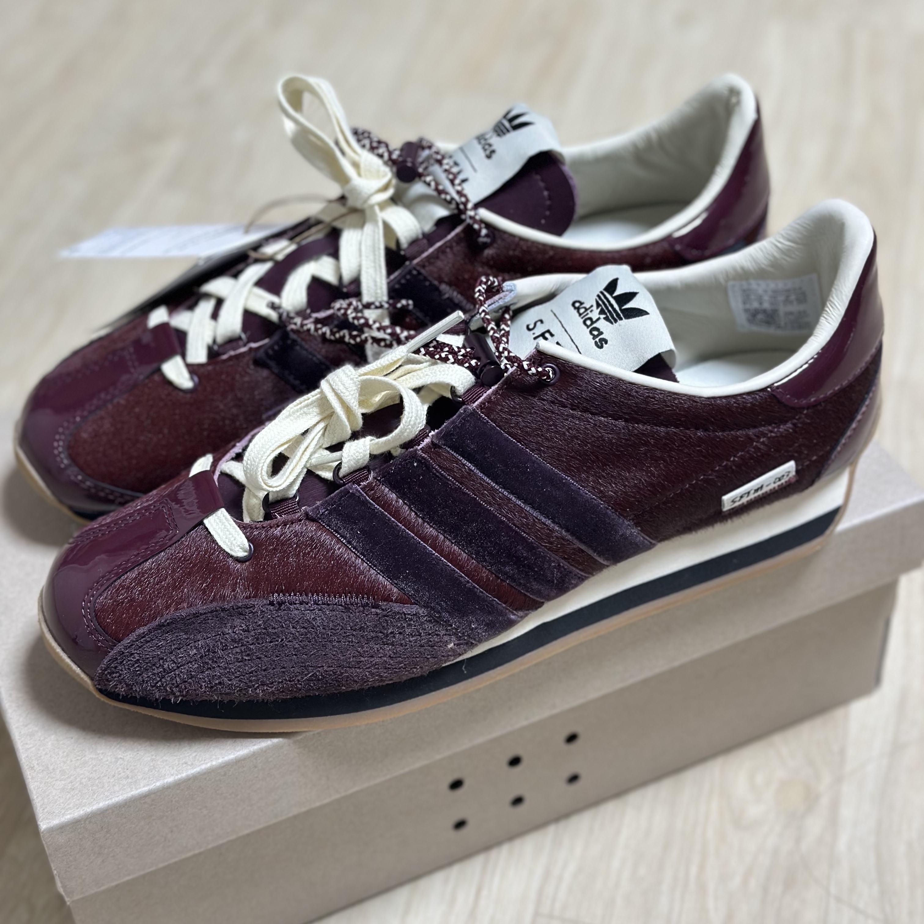 Adidas x Song for the Mute Country OG Maroon Core Black 착용 스타일