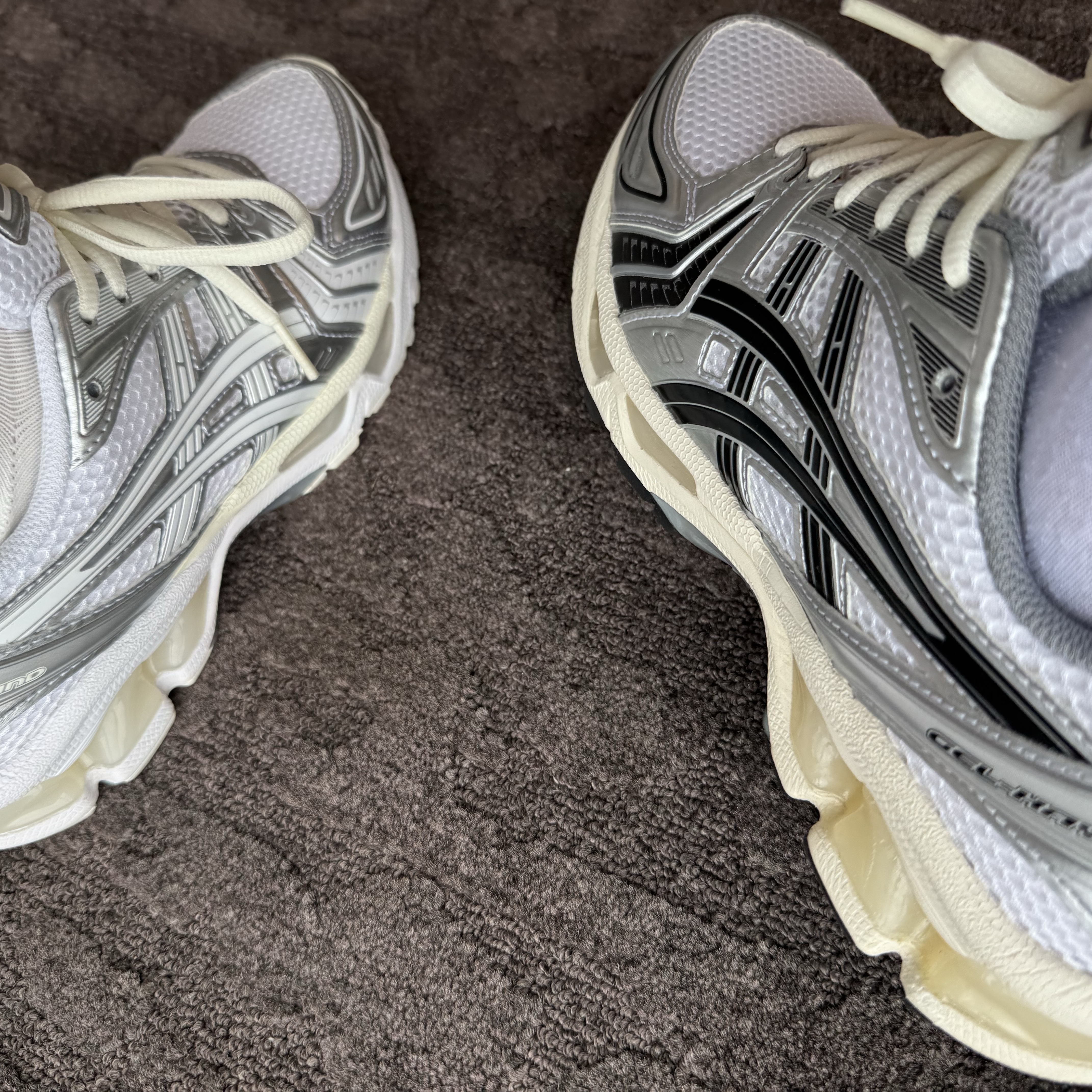 Asics x JJJJound Gel-Kayano 14 Silver Black, Asics x JJJJound Gel-Kayano 14 Silver White 착용 스타일 - 1
