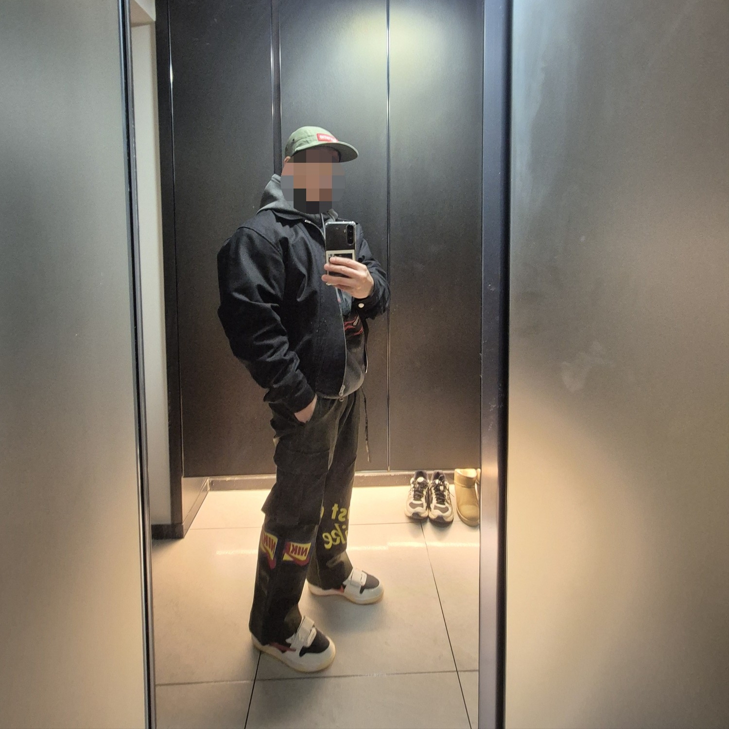 Jordan x Travis Scott Jumpman Jack TR University Red, Nike x Cactus Plant Flea Market Track Pants Olive 착용 스타일 - 4