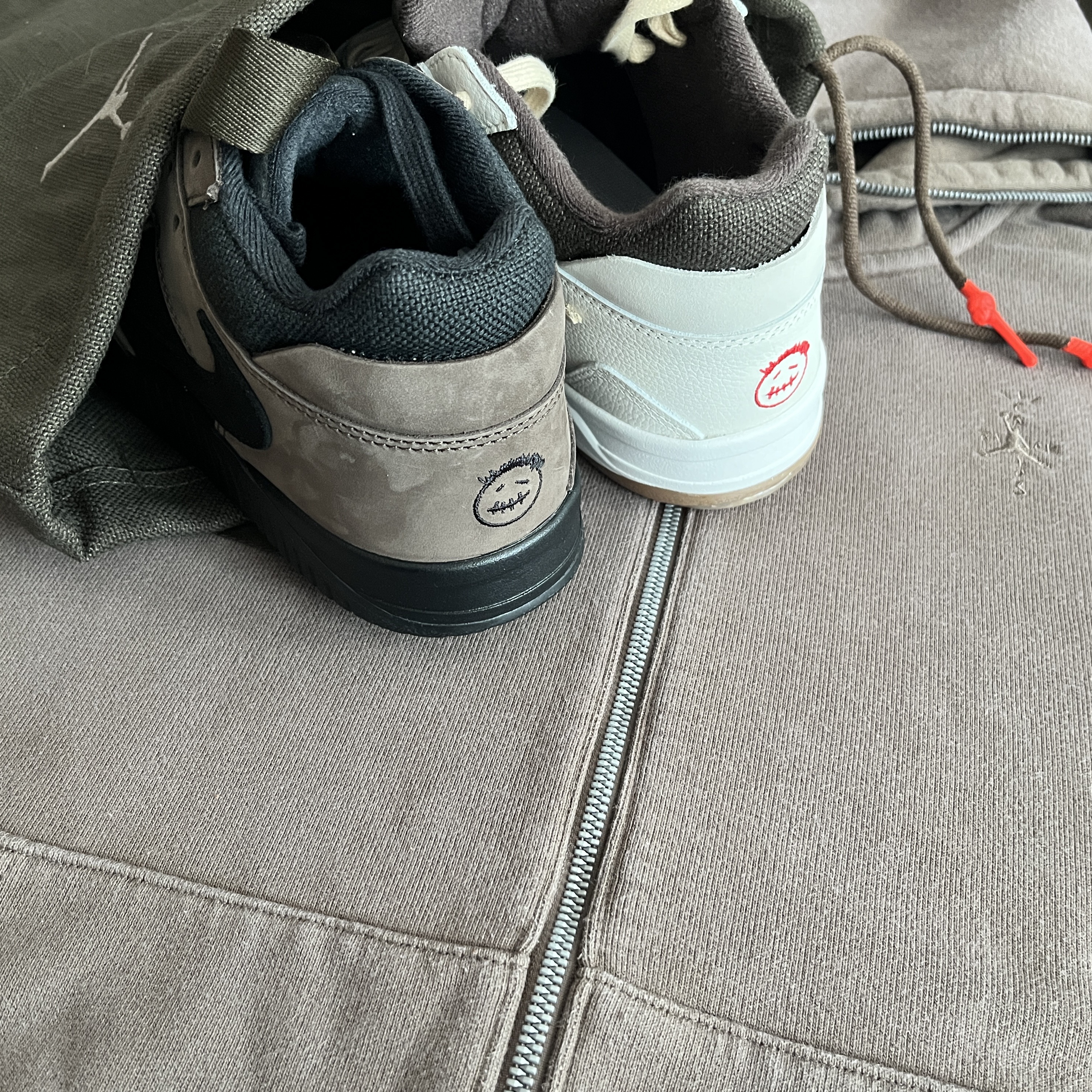 Jordan x Travis Scott Jumpman Jack TR Black and Dark Mocha, Jordan x Travis Scott Full-Zip Hoodie Palomino (DZ5500-275) 착용 스타일 - 6