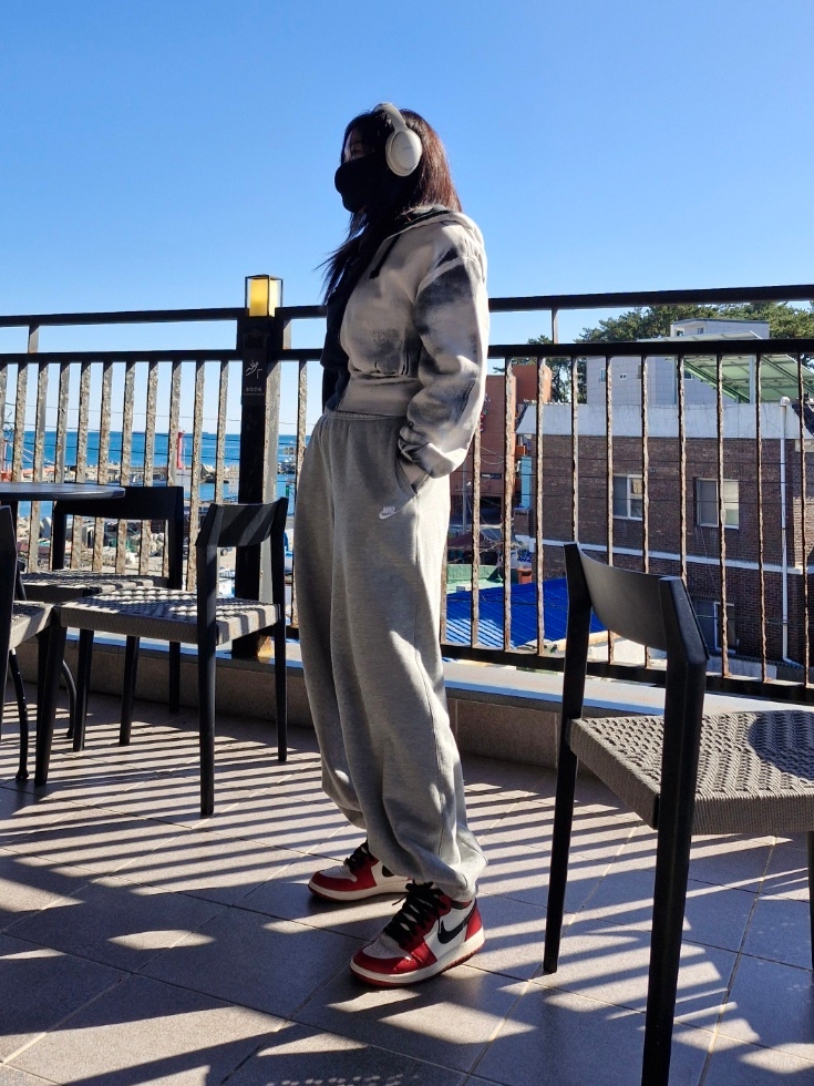 Jordan 1 Retro High OG Chicago 2022, Louis Vuitton Palm Springs MM Backpack Monogram 착용 스타일 - 4