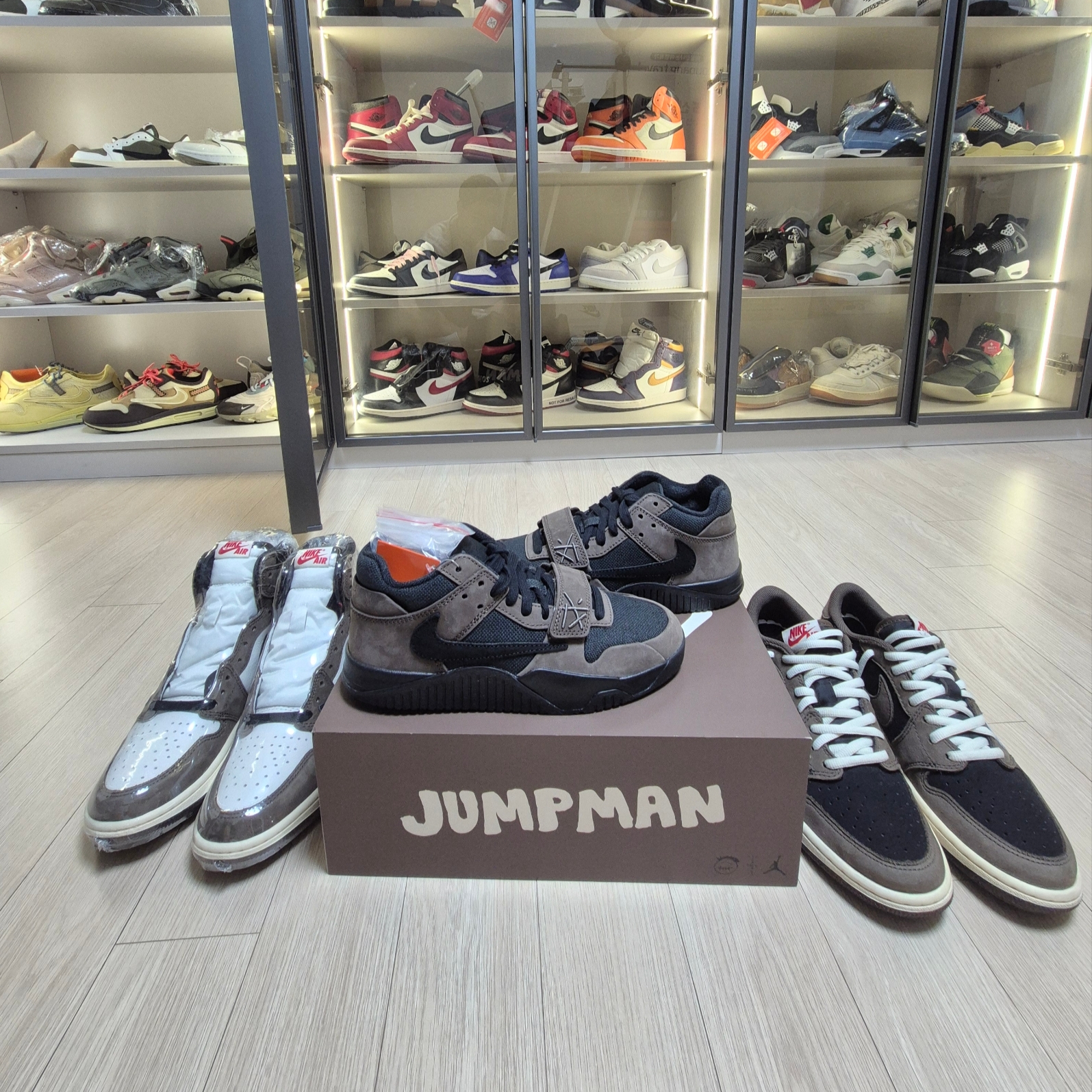 Jordan x Travis Scott Jumpman Jack TR Black and Dark Mocha, Jordan 1 x Travis Scott Retro Low OG SP Mocha 착용 스타일 - 1