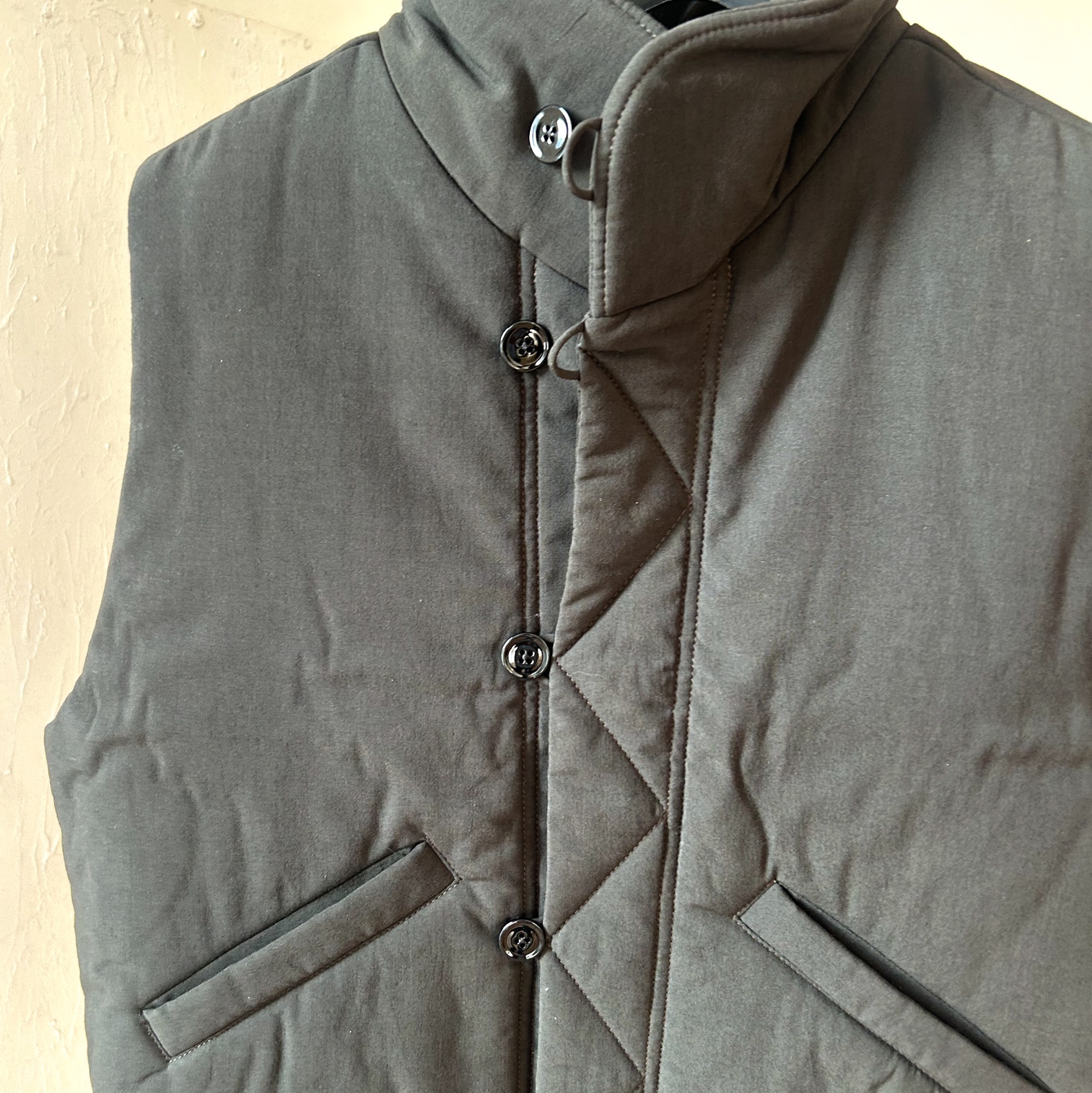 Lemaire Light Viscose Wool Wadded Gilet Dark Espresso 착용 스타일 - 2