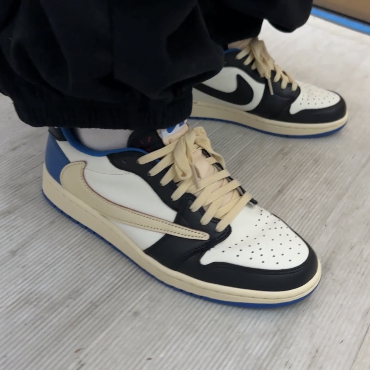 Jordan 1 x Travis Scott x Fragment Retro Low OG SP Military Blue 착용 스타일