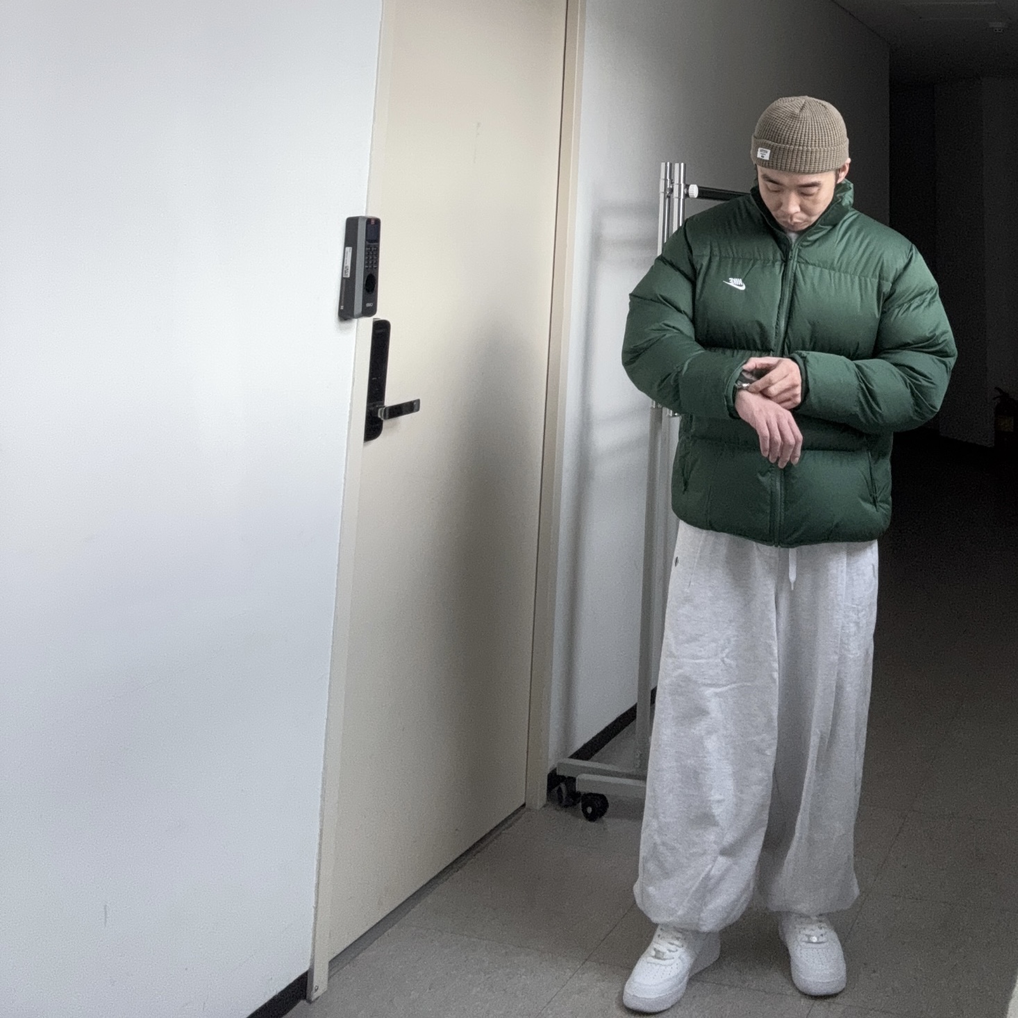 Nike NSW Puffer Jacket Fir - Asia, Nike Air Force 1 '07 Low White 착용 스타일