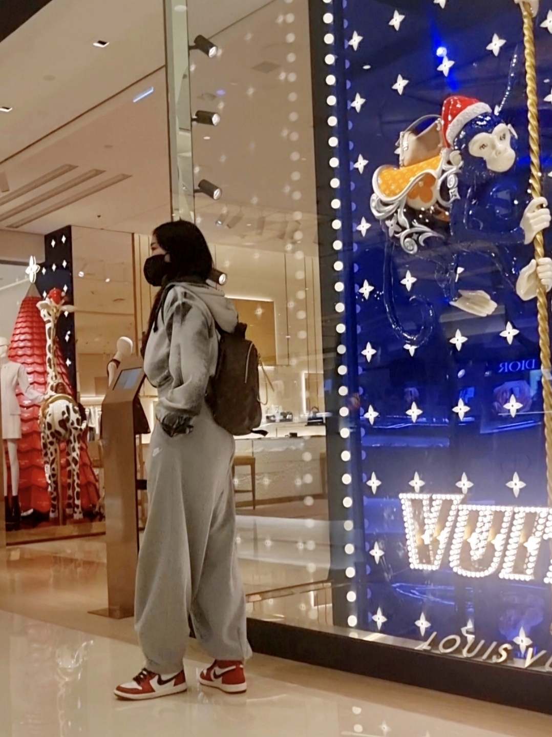 Jordan 1 Retro High OG Chicago 2022, Louis Vuitton Palm Springs MM Backpack Monogram 착용 스타일 - 2