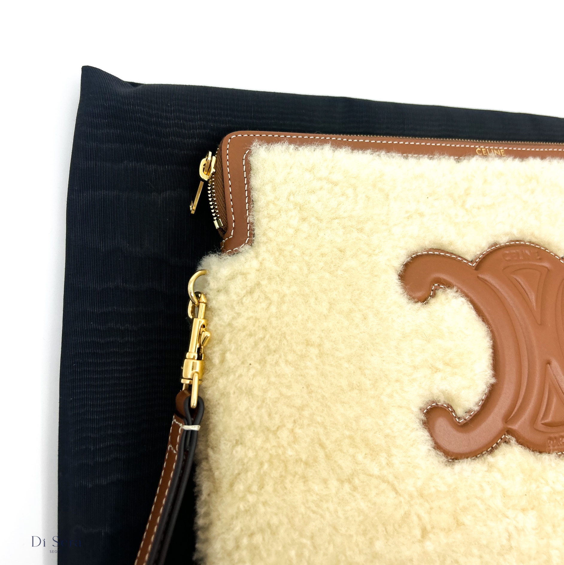 Celine Small Pouch with Strap in Shearling and Calfskin Beige 착용 스타일 - 2