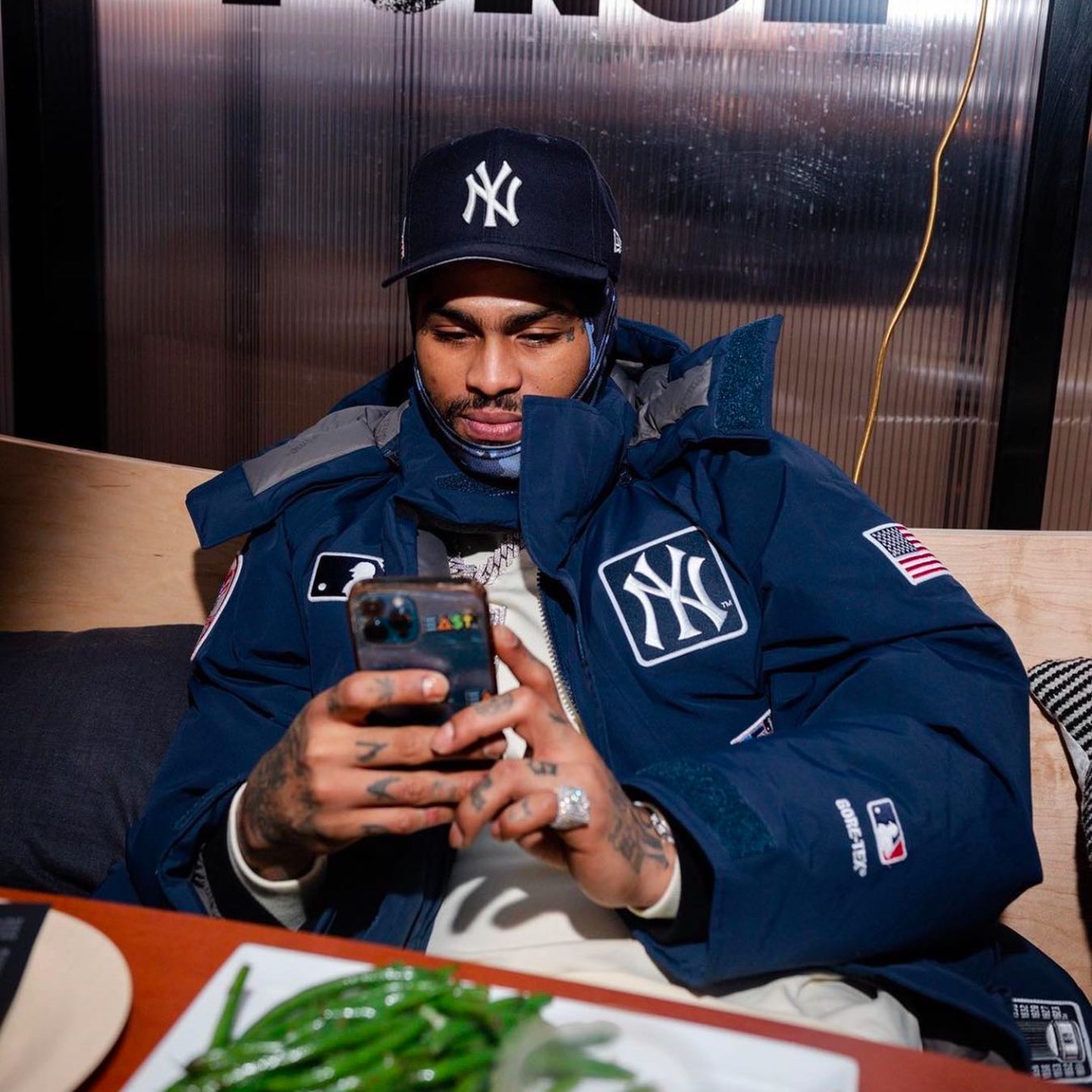 Supreme x New York Yankees Gore-Tex 700-Fill Down Jacket Navy - 21FW 착용 스타일