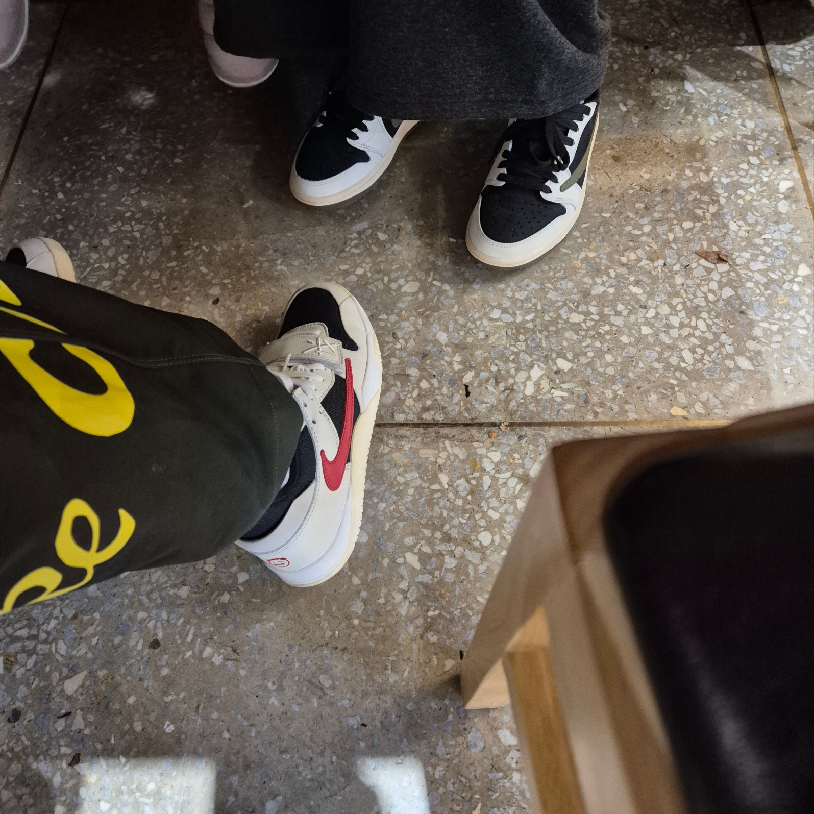 Jordan x Travis Scott Jumpman Jack TR University Red, Nike x Cactus Plant Flea Market Track Pants Olive 착용 스타일 - 2