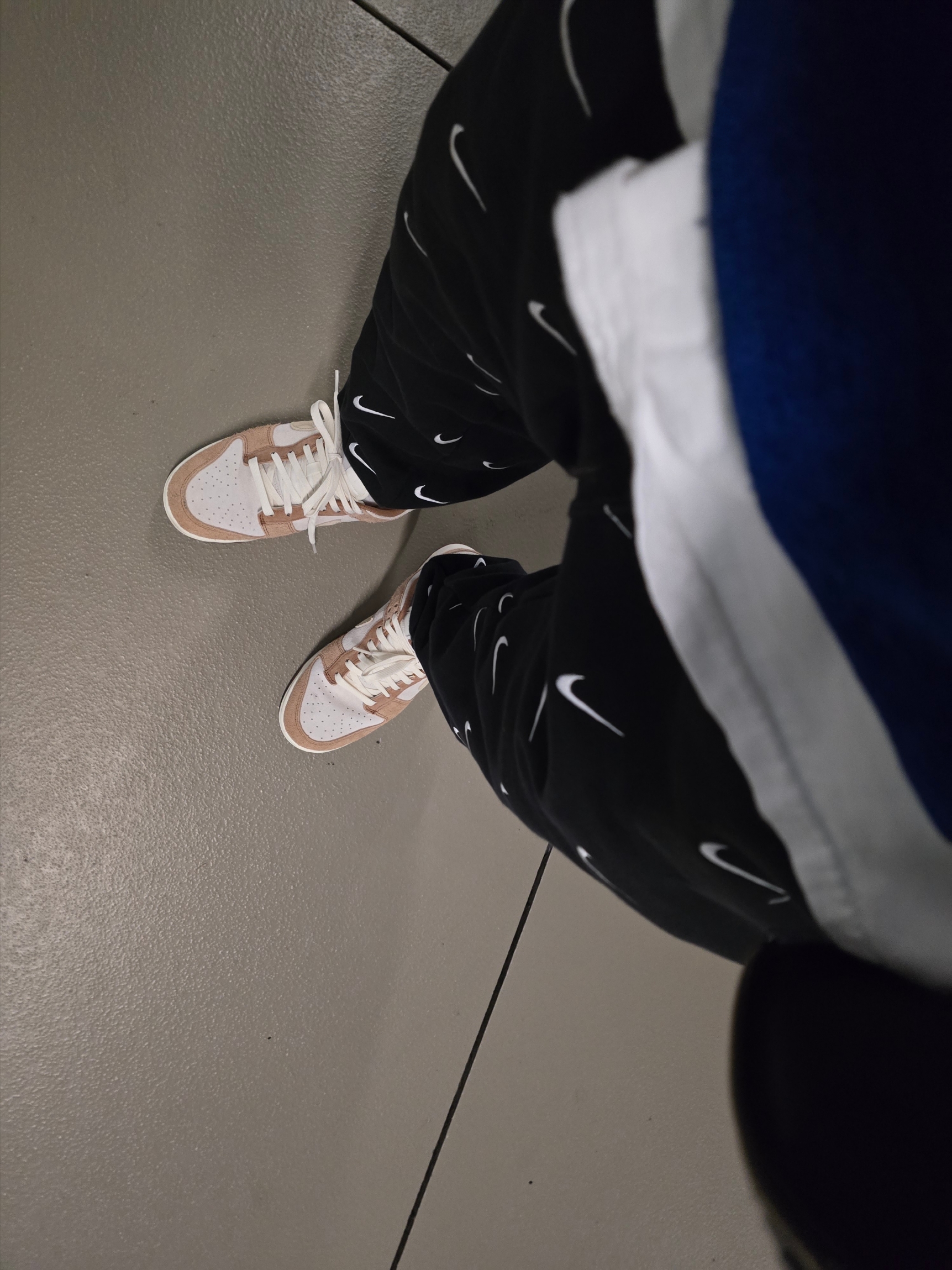 Nike Dunk Low Pro Premium Medium Curry, Supreme Bandana Faux Fur Bomber Jacket Black - 21SS 착용 스타일 - 2